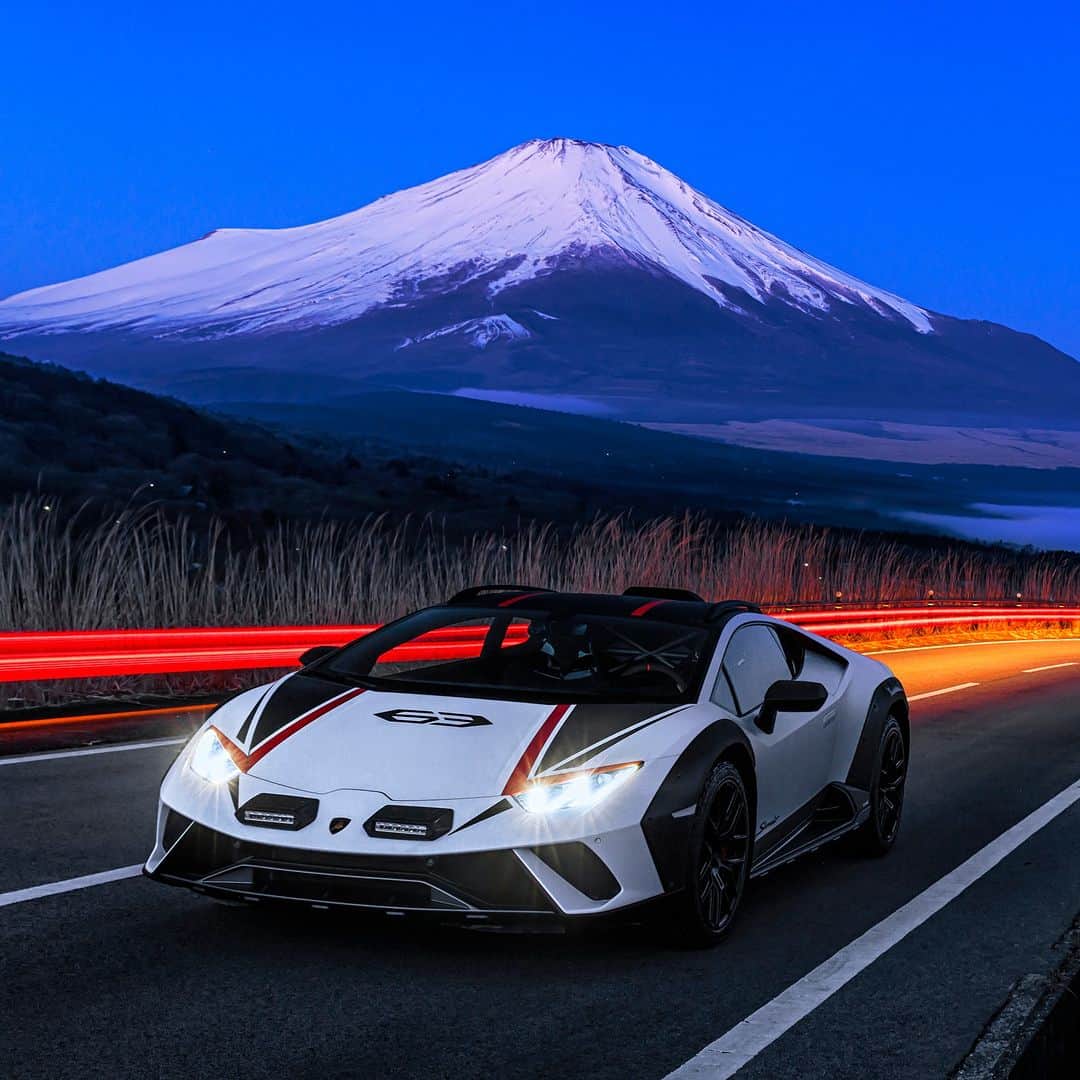 ランボルギーニのインスタグラム：「Whatever the destination, Huracán Sterrato will take you there with all its grit. By this we mean a 610-horsepower engine. Even if you want to tackle the roughest terrain along the way.  #Lamborghini #HuracanSterrato #BeyondTheConcrete __ The vehicle is not yet offered for sale and is therefore not subject to Directive 1999/94/EC. The fuel consumption and emissions data is in the type approval stage」