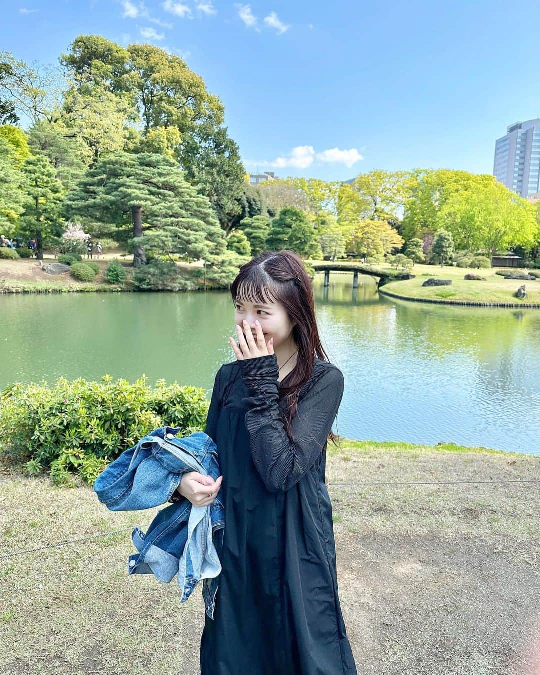 のインスタグラム：「なぜか行ったことのなかった六義園🌳  入園してすぐに広がるダイナミックな日本庭園…！！最高でした…！！癒しを求めるみなさまに全力でお勧めします。  ボリュームティアードキャミドレスは、サイズ0を心待ちにしていてブラックを購入✨ この張り感とボリュームがたまらない☺️ 写真2枚目、なぜか身長170cmくらいに見えますが無加工です。。  ㅤㅤㅤㅤㅤㅤㅤㅤㅤㅤㅤㅤㅤ  #Kastane#Kastane舞浜#Kastane_ootd#骨格ウェーブ#イエベ春#コーディネート#今日のコーデ#コーデ#大人カジュアル#カジュアル#ロングヘア#オン眉#camper#30代ファッション#30代コーデ#カスタネ#低身長#低身長コーデ#春#春コーデ#ワンピース#ブラック#ブラックコーデ#ローファー#デニム#六義園#休日#休日の過ごし方#散歩#Kastane_onepiece」