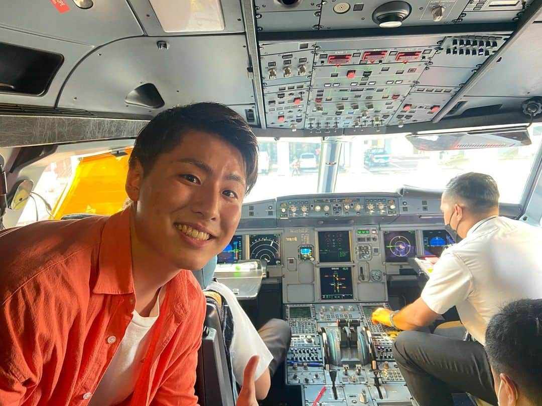 山下智央のインスタグラム：「Kalian pasti tau aku pengen banget sekolah pilot karena dari dulu cita-citaku adalah menjadi seorang pilot ya👍  Dan kali ini aku senang banget bisa dapat kesempatan untuk masuk dan melihat-lihat kokpit pesawat AirAsia. Makasih banget AirAsia!! Gile guys kokpit ternyata keren banget di dalamnya ya!!✈️👍🏼  Trip aku ke Bali naik AirAsia juga mantap banget karena proses checkinnya mudah banget dan juga petugasnya ramah-ramah ya jadi menurutku servicenya MANTAP JIWAA!! Selama flight juga aku merasa nyaman banget dan aku disediakan makanan yang UENAAKK. Pokoknya aku merasa puas banget di flight kali ini 🤩🤩  Thank you AirAsia for giving me a great flying!!」