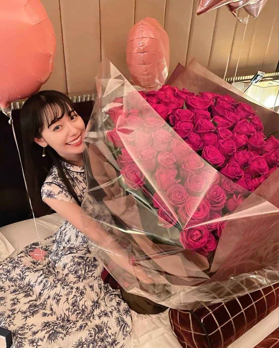 林花音のインスタグラム：「【ご報告】 今日で25歳になりました💐✨  そして…… 以前よりお付き合いさせて頂いていた方と結婚しました🎂✨ プロポーズの時のお写真を🥳  頼り甲斐のある奥さんになれる様、頑張ります🌷 新妻なのでお料理もこれから少しずつ投稿してみようかな…！ お仕事も家庭もどちらも全力で楽しんで成長していけたらなって思うので、 これからも応援して頂けると嬉しいです🍀✨ ・ ・ ・ ・ ・ ・ ・ ・ #プロポーズ #入籍 #薔薇の花束 #プロポーズリング #結婚  #プレ花嫁」