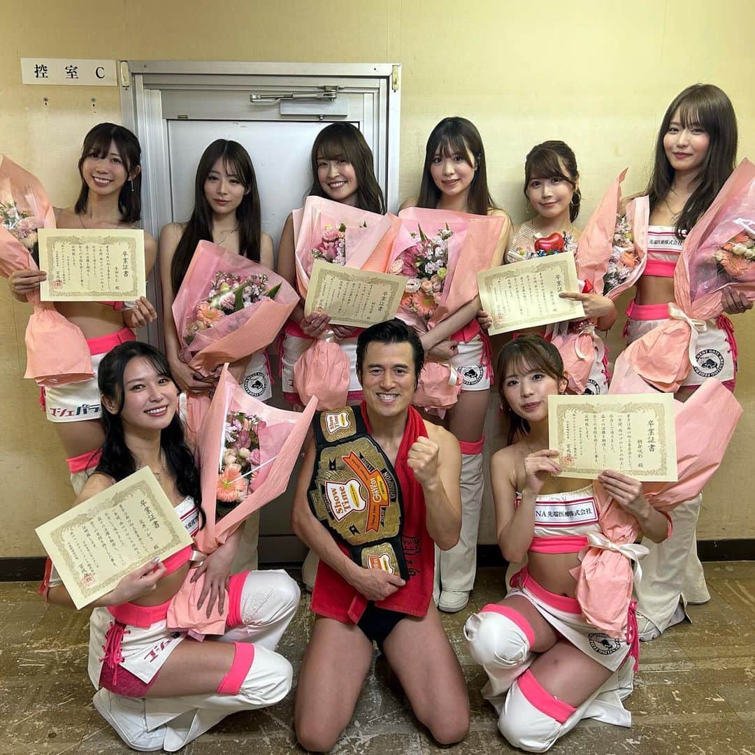 荒井つかささんのインスタグラム写真 - (荒井つかさInstagram)「3月大会にて卒業した 西口プロレスリングガール 西口向上委員会ですが、、、、  4月から 西口向上委員会2023として、 活動させて頂きます🙏🏻😂🤍  毎年すみませんww 遂に10年目になりました、 とっても嬉しいです。 皆さんの応援のお陰で、こうして長く 活動させていただけてると思います☺️ 本当にいつもありがとう。  新しいメンバーとの最初の放送は、 4月12日20:00~ です！  皆さんマシェバラのアプリからご覧下さい🫡⭐️  それでは、 また1年間よろしくお願いします🎉  #西口プロレス #西口向上委員会 #リングガール #ラウンドガール #マシェバラ #プロレス #新宿 #新宿FACE #卒業 #そして入学」4月3日 20時57分 - 22tuttu_