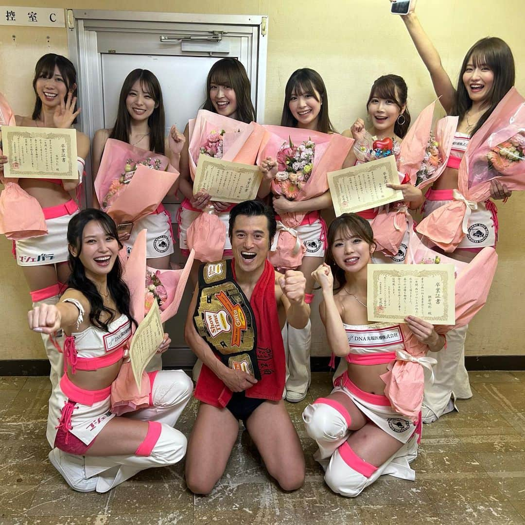 荒井つかささんのインスタグラム写真 - (荒井つかさInstagram)「3月大会にて卒業した 西口プロレスリングガール 西口向上委員会ですが、、、、  4月から 西口向上委員会2023として、 活動させて頂きます🙏🏻😂🤍  毎年すみませんww 遂に10年目になりました、 とっても嬉しいです。 皆さんの応援のお陰で、こうして長く 活動させていただけてると思います☺️ 本当にいつもありがとう。  新しいメンバーとの最初の放送は、 4月12日20:00~ です！  皆さんマシェバラのアプリからご覧下さい🫡⭐️  それでは、 また1年間よろしくお願いします🎉  #西口プロレス #西口向上委員会 #リングガール #ラウンドガール #マシェバラ #プロレス #新宿 #新宿FACE #卒業 #そして入学」4月3日 20時57分 - 22tuttu_