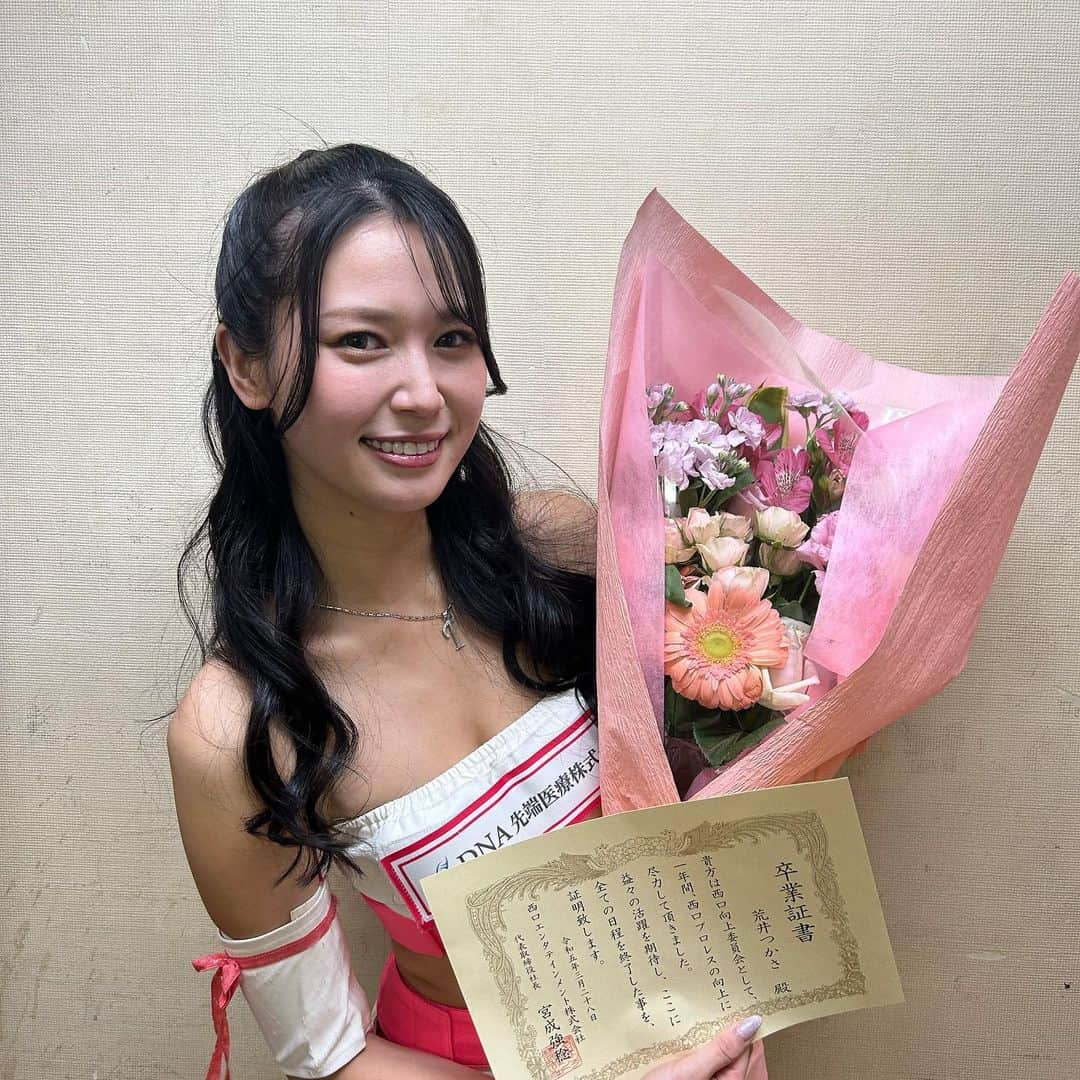 荒井つかささんのインスタグラム写真 - (荒井つかさInstagram)「3月大会にて卒業した 西口プロレスリングガール 西口向上委員会ですが、、、、  4月から 西口向上委員会2023として、 活動させて頂きます🙏🏻😂🤍  毎年すみませんww 遂に10年目になりました、 とっても嬉しいです。 皆さんの応援のお陰で、こうして長く 活動させていただけてると思います☺️ 本当にいつもありがとう。  新しいメンバーとの最初の放送は、 4月12日20:00~ です！  皆さんマシェバラのアプリからご覧下さい🫡⭐️  それでは、 また1年間よろしくお願いします🎉  #西口プロレス #西口向上委員会 #リングガール #ラウンドガール #マシェバラ #プロレス #新宿 #新宿FACE #卒業 #そして入学」4月3日 20時57分 - 22tuttu_