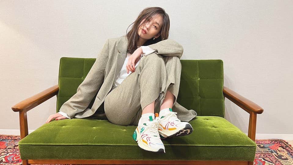 谷川りさこのインスタグラム：「ほぼ最近毎日履いてる スニーカー👟 @toryburch  のグッドラックトレーナー  クリアなヒールと 鮮やかなカラーを 組み合わせにアップデートした 2023年の新作💓  とにかく楽ちんで 歩きやすく脚が疲れない！ デザインも可愛くて カジュアルにはもちろん ドレッシーなファッションにも外してコーディネート できるの❣️ わたしの イチオシスニーカー👟  #トリーバーチ　 #グッドラックトレーナー  #toryburch」