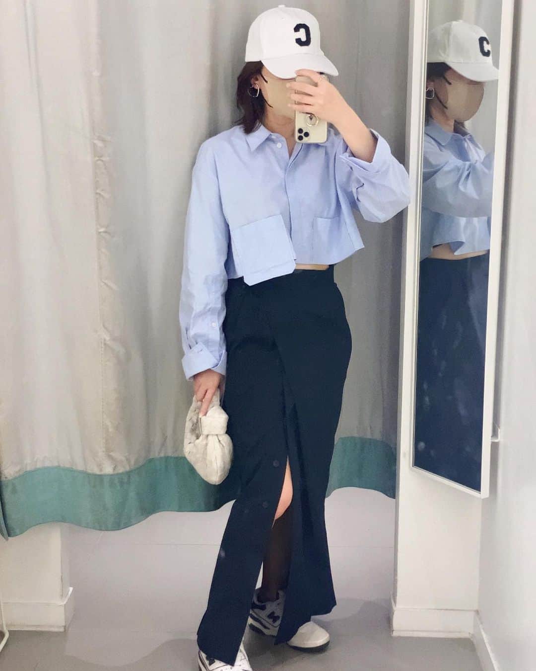 akiii031のインスタグラム：「好きな色の組み合わせ🤍🐋💙  しろ。 みずいろ。 ねいびー。  cap @aulii_amomentofhappiness  shirt @zara  skirt @etretokyo  shoes @newbalance  bag @newbottega  earring @seadsmara」