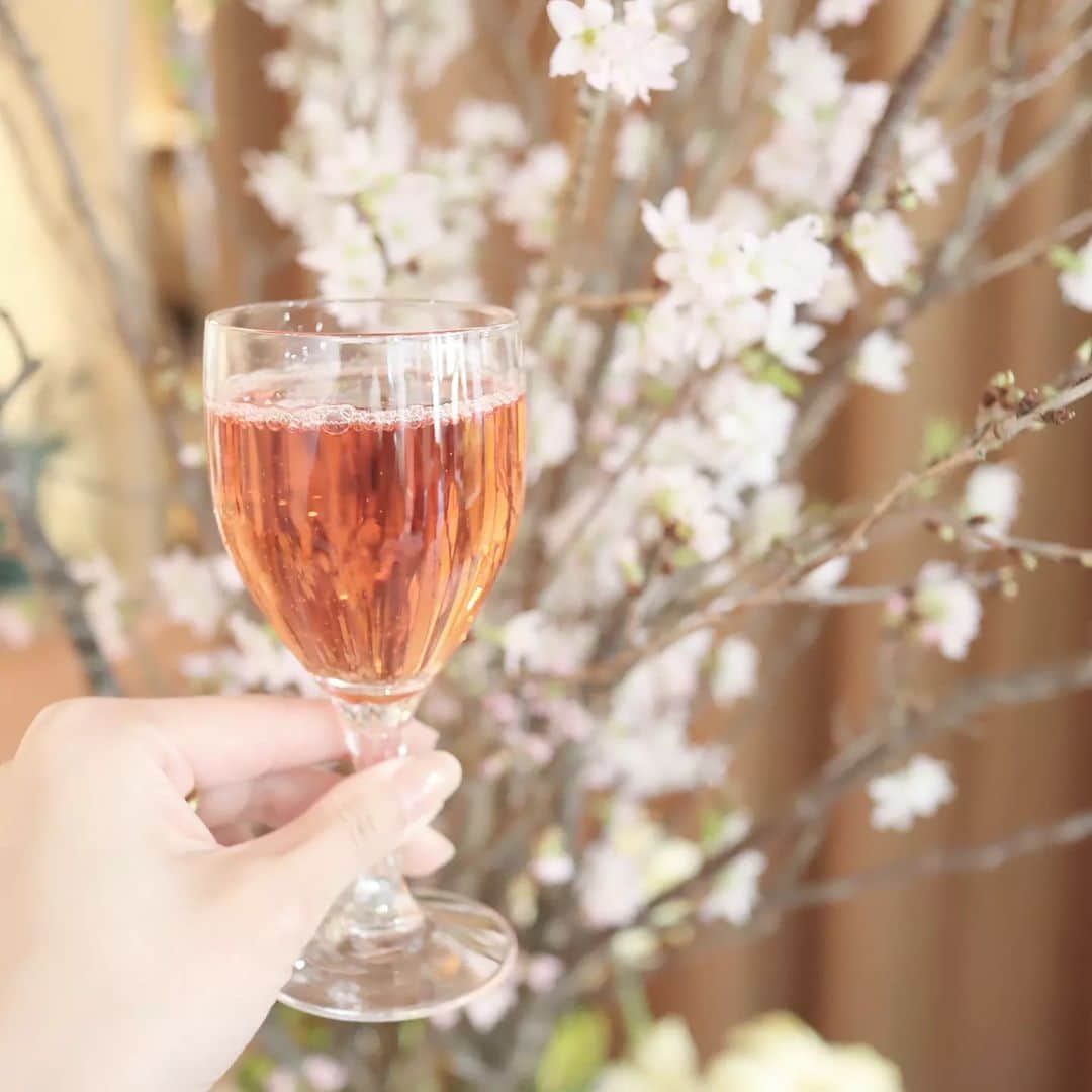 Eri Satoのインスタグラム：「【🌸OHANAMI by OTA🌸】 · @ota_tokyo @otaya_sushi · 先日、まりえさんに招待いただいて ケータリングのお店otaの ローンチパーティーにお邪魔してきました🥂 · ソムリエの資格を持つまりえさんセレクトのお酒と 美味しいフード😋✨ クリエイティブな方々とたくさんお話して、 とっても楽しかったです💓 · 多人数でのお弁当や パーティー、イベントのケータリングなど 予約制にてお願い出来るそうなので 気になる方はぜひ💞 撮影の時とか本当にお願いしたいなぁ🥺✨ · · #ケータリング#パーティー#パーティーフード #お弁当#お花見」