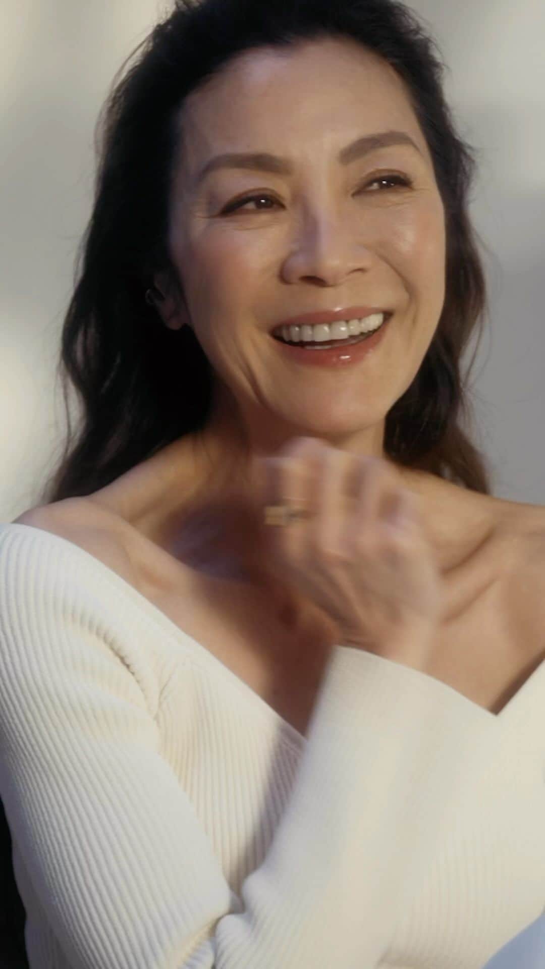 ドゥラメールのインスタグラム：「@michelleyeoh_official x #LaMer—it’s official. Join us for our brand-new social series, where we’ll share an intimate view of Yeoh’s journey to becoming the iconic leading lady she is today—we’ll also give you an inside look into the beauty rituals that give her an ever-so-timeless radiance.  Directed by @yvanfabing  #MichelleYeoh x #LaMer #LaMerSoftCream #LaMerPartner」