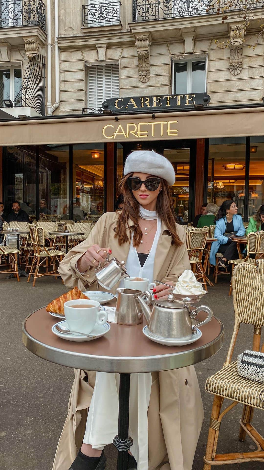 バーボラ・コディトヴァのインスタグラム：「How your year going so far? Fabuleux. Absolument fabuleux! 🥐☕️ Especially with my jewelry pieces from my @analuisany collection (link in bio) #ad」