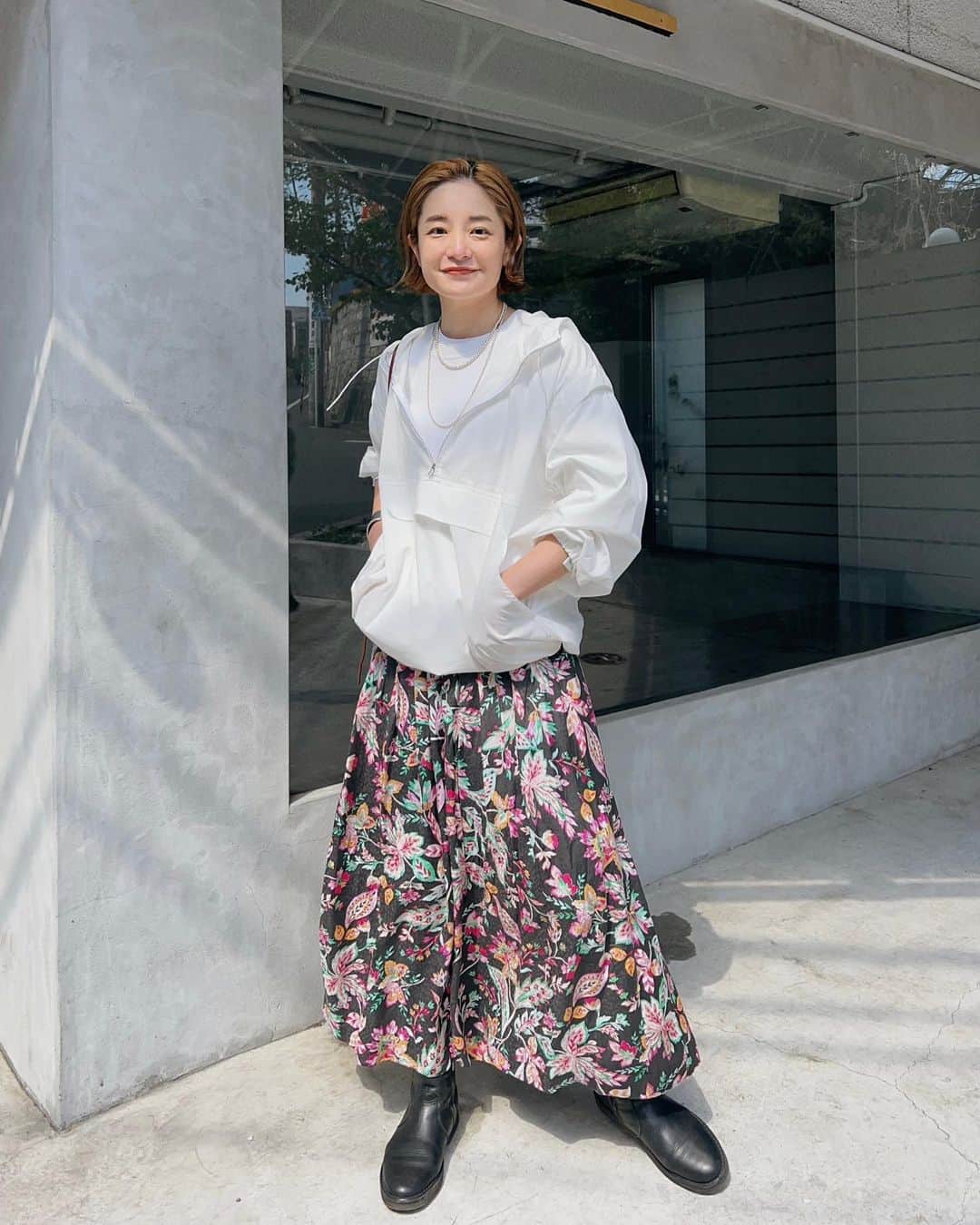 川島幸恵さんのインスタグラム写真 - (川島幸恵Instagram)「🌞🌞🌞 ⁡ 今週は暖かい日が続きそうですね🌈 ⁡ 新作のアノラックパーカーは袖の取り外しが出来るので、夏まで着れちゃう優れもの✨ 少しハリのある素材で清涼感も⭕️ ⁡ 今日は柄スカートで合わせてみましたが、サンダルがリアルに履けるようになったらデニムでカジュアルに着たいなぁ〜🎶  Harpoのネックレスも再入荷しますよ♡ ⁡ ⁡ #SHENERY_official #anorakjacket #SHENERY #skirt #isabelmarant  #necklace #harpo #maisonno8 #bag #vintage #layered #layeredstyle #アノラックパーカー #アノラック  #ハイトーンカラー #ハイトーンボブ #ハイトーンヘア #ボブヘア #ミニボブ」4月3日 21時09分 - sachie118
