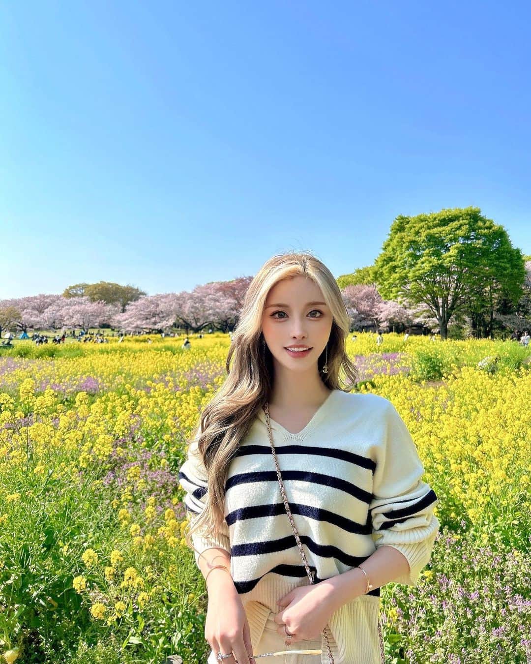 藤咲めいのインスタグラム：「本日もPV撮影の付き添いでした☺️💕 1日歩き回るのでラフなコーデ🫶🏻🌱  knit  ZARA pants  GRL bag  CHANEL sunglasses  CHARLES & KEITH」