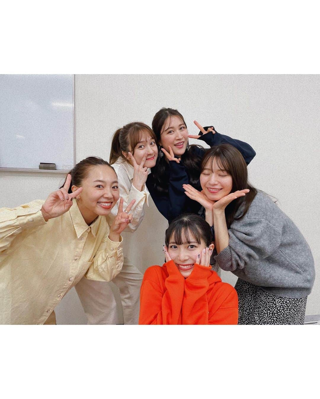 岡田ロビン翔子さんのインスタグラム写真 - (岡田ロビン翔子Instagram)「あらためて SATOYAMA & SATOUMI ありがとうございました！  久々にメンバーが揃い 久々のファンの人にも会えて 懐かしくて 嬉しくて 楽しくて 大変でした笑  まだまだ会いたい人たくさんいるけど！  楽屋が同窓会のようになり 特典会のような写真がたくさん撮れたので 記念に載せておきます  #theポッシボー #チャオベッラチンクエッティ #ナイスガールプロジェクト #チームTNX #だいすきれいれい #だいすきりさまる #satoyama #satoumi #どんだけハッシュタグつけるの #みんなでいい意味で全然変わらない笑」4月3日 21時06分 - i_am_robin0315