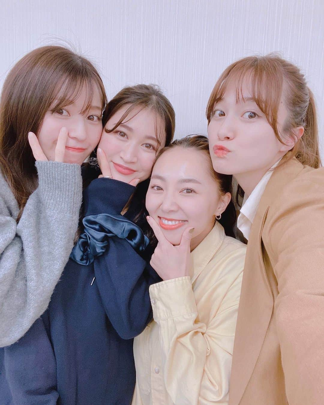 岡田ロビン翔子のインスタグラム：「あらためて SATOYAMA & SATOUMI ありがとうございました！  久々にメンバーが揃い 久々のファンの人にも会えて 懐かしくて 嬉しくて 楽しくて 大変でした笑  まだまだ会いたい人たくさんいるけど！  楽屋が同窓会のようになり 特典会のような写真がたくさん撮れたので 記念に載せておきます  #theポッシボー #チャオベッラチンクエッティ #ナイスガールプロジェクト #チームTNX #だいすきれいれい #だいすきりさまる #satoyama #satoumi #どんだけハッシュタグつけるの #みんなでいい意味で全然変わらない笑」