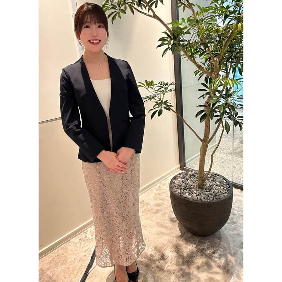 飯野詩帆さんのインスタグラム写真 - (飯野詩帆Instagram)「新社会人の皆さん、ご入社おめでとうございます！  毎年、仕事で入学式や入社式などに関わることが多いのですが、私もつられて元気になります。 この季節、とても好き☺️🌸  #入社式 #司会 #司会者 #式典司会  #アナウンサー #ジャケット #ジャケットコーデ」4月3日 21時06分 - shiho.1180