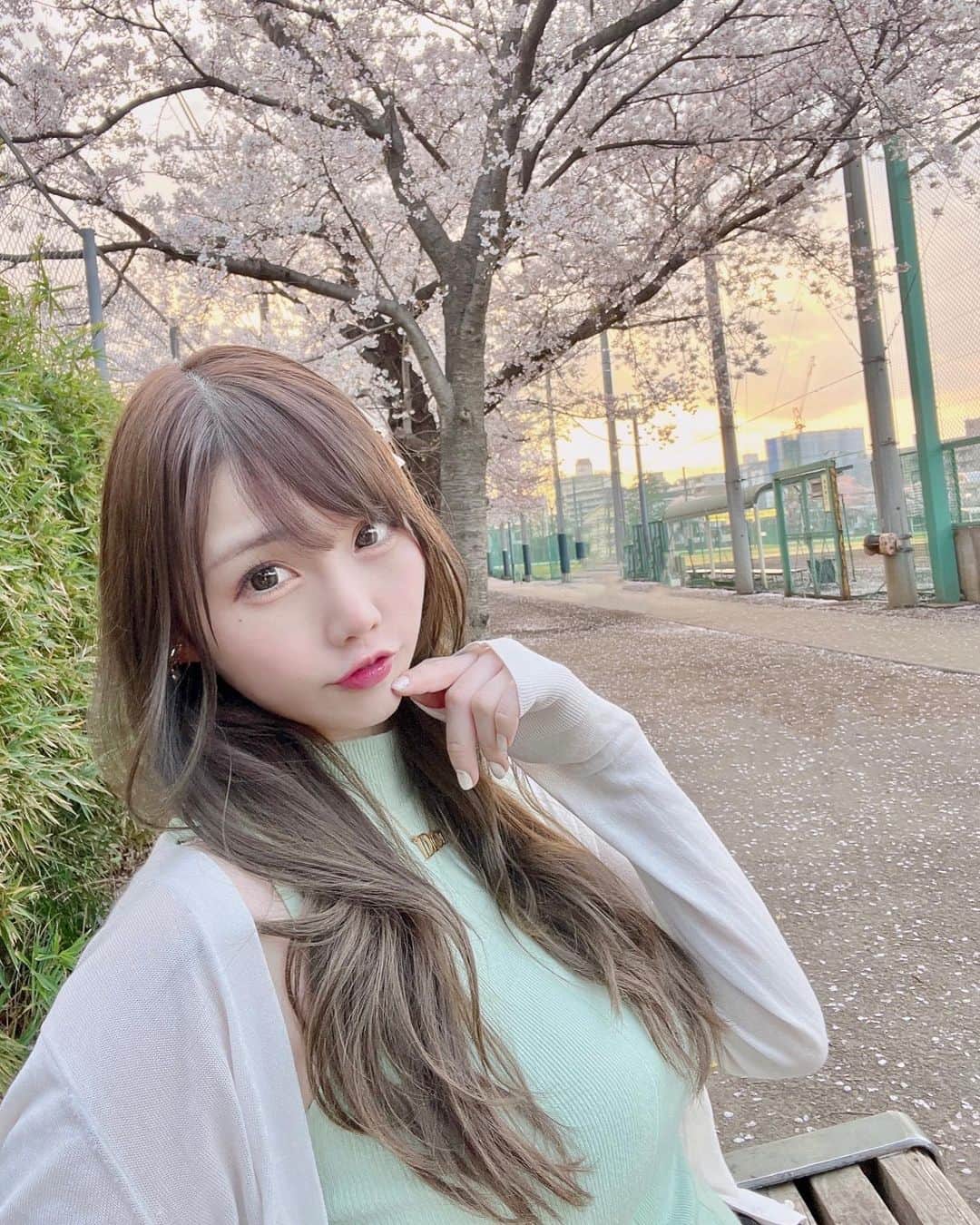 塚本舞さんのインスタグラム写真 - (塚本舞Instagram)「また四月が来たよ🌸  先日のスタジオの近くに桜が綺麗な公園があって 散っちゃう前に見ることができました🫶🏻🌸 ⁡ ⁡ 記念に撮影に来てた可愛すぎるファミリーがいらっしゃってホッコリ☺️🌸 映り込んでしまわれてたので背景ガタガタだけど気にしないで😭😭🌸 ⁡ ⁡ 新年度もよろしくお願いいたします！」4月3日 21時07分 - maipuni
