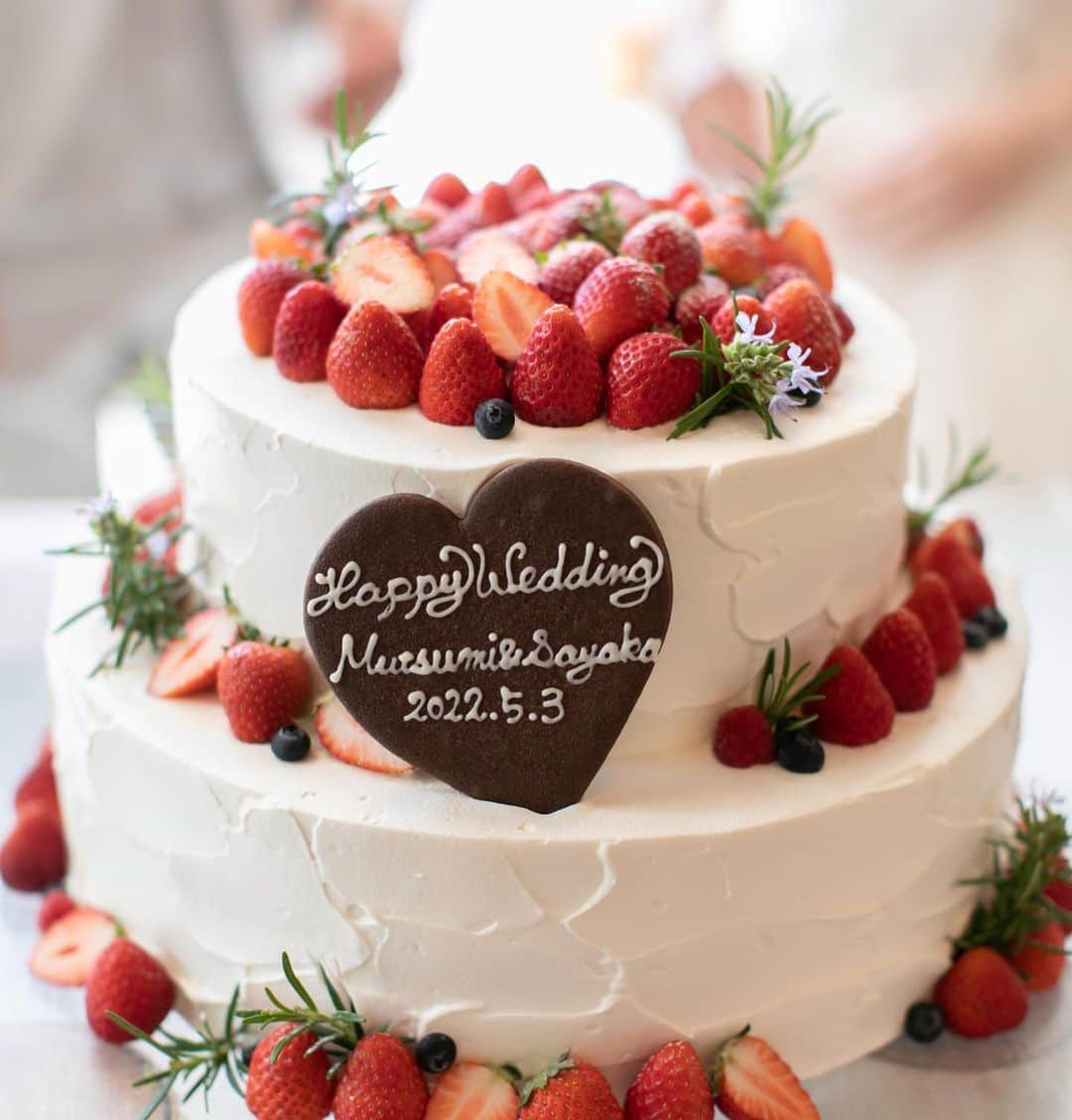 ザ・チェルシーコートおゆみ野ガーデンさんのインスタグラム写真 - (ザ・チェルシーコートおゆみ野ガーデンInstagram)「*   𓂃wedding cake 𓂃𓈒𓏸 𓈒𓐍  1番人気はいちごのケーキ!!  ………………  緑溢れる貸切一軒家邸宅で叶える natural wedding 🌿𓂃 𓈒𓏸  ブライダルフェアのご予約は Instagramからも承っております お気軽にお問い合わせくださいませ⚐  ………………  #チェルシーコートおゆみ野ガーデン #チェルシーコート #チェル嫁 #チェル婚 #式場探し #wedding #bride  #リゾートウェディング #千葉婚 #千葉花嫁 #フォト婚 #ウェディングフォト #プレ花嫁 #花嫁diy  #ナチュラルウェディング #千葉結婚式場 #リゾ婚  #ウェディングアイテム #ガーデン挙式  #オリジナルウェディング #結婚式  #結婚式準備 #手作りアイテム  #ヘアアレンジ #ヘアスタイル #パパママ婚 #2022冬婚 #2023春婚 #2023夏婚 #2023秋婚」4月3日 21時11分 - thechelseacourt
