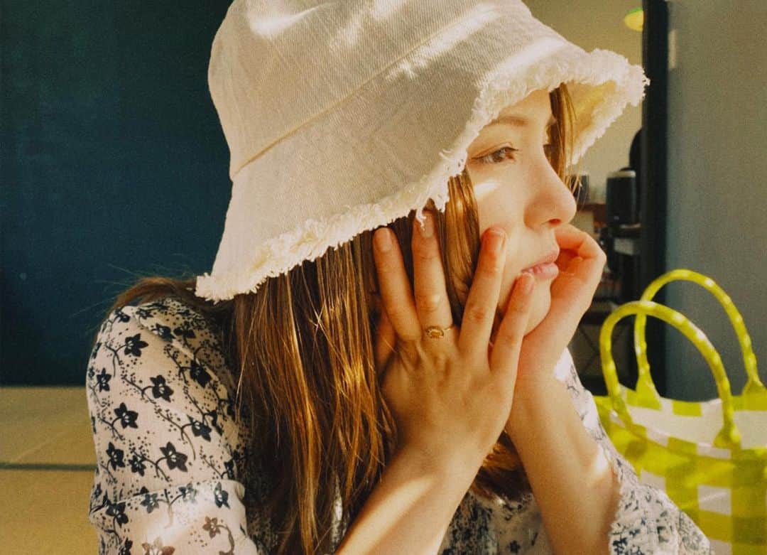 のインスタグラム：「#舞台キングダム　で博多にきています。昨日無事に初日を迎え、今日がお休みだったので、あの子と糸島へ…📷 息抜きしながら、福岡のいい空気を感じながら、1ヶ月間がんばっていきます〜  　#直線のうみ」