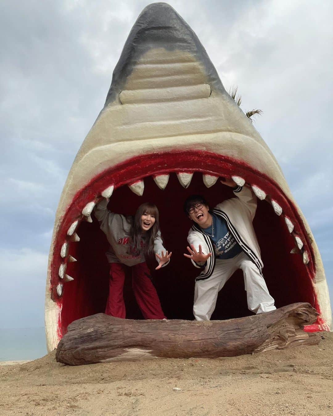 イニ（じん）さんのインスタグラム写真 - (イニ（じん）Instagram)「サメの口の中に入る映え写真を撮る事に成功卍  の写真と、  彼氏が全力ブランコしてこの写真が 撮れたら蛙化しそうな写真📸」4月3日 21時12分 - jinjin10272