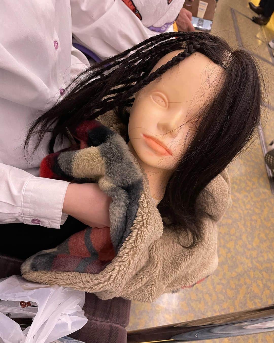 岡山祐児のインスタグラム：「え？横の女の子が生首持ってたからお願いして写メ撮らしてもらった」