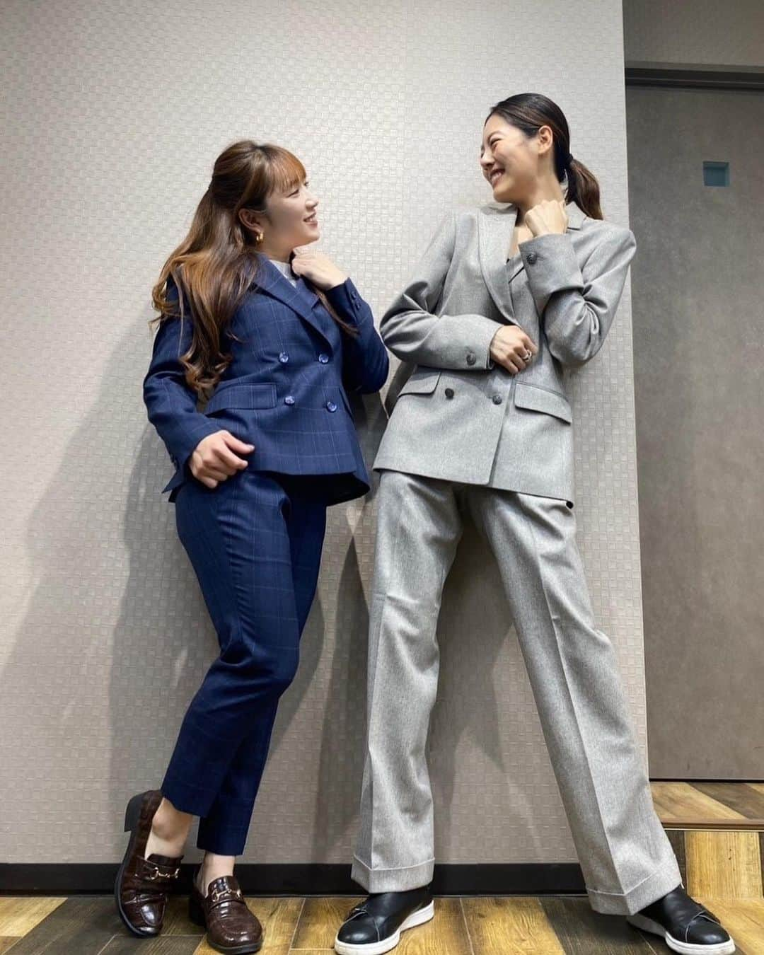 坪井保菜美さんのインスタグラム写真 - (坪井保菜美Instagram)「初スーツですっ👔✨ オーダースーツSADAさんで、人生初のスーツづくりをしました🙋🏻‍♀️これまでオリンピックの公式スーツは着た事あるけども🇯🇵 職業柄スーツを着る機会がなく、ただ作ったとはいえ、やはり遊びを入れてしまったよスーツです🧏🏻‍♀️ オーバーサイズのちょっとオジカジスーツと言うのかな？笑 言わないかもだけど、普段にも着たくてやっぱり自分が選ぶとこうなるよね🌸  お気に入りは裏地‼️ やばいよ🤦🏻‍♀️かわいいよ🌼 ボタンもポッケも全部自分好み♫スーツってこんな楽しいのね💁🏻‍♀️裏地を見せて歩きたくなっちゃう🤭  ありがとうございました🙇🏻‍♀️ @sada_suitcollection   #オーダースーツsada  #オーダースーツ #スーツ #sada  #裏地 #花柄 #オーバーサイズ」4月3日 21時12分 - honamitsuboi