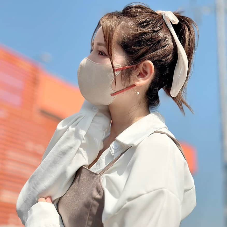 のインスタグラム：「. 1月から本格的に髪伸ばすぞ！って美容院でも整えるのみにして３ヶ月くらい。 . ポニーテールもどきが！！ . できるように！！！ . なったよ！！！！！ . もどきだけど🐎 . おくれ毛がやばいので、半分くらいはくくってピンで留めてます。 . . . #ポニーテールと主婦 #お久しぶりです #ポニテ #ポニーテールアレンジ #ショートアレンジ #ミディアムヘア」
