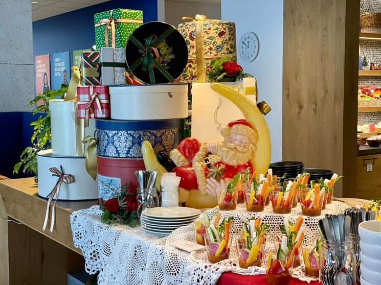 CRAZY KITCHENのインスタグラム：「. 広告系IT企業様よりご依頼いただいた、クリスマスの特別ランチ＆ディナー。ホリデイ気分を感じていただけるよう、オフィスの一角にクリスマス一色のブッフェをご用意いたしました。山積みのプレゼントとサンタの装飾。手前にはカラフルなバーニャカウダを。  #crazykitchen #クレイジーキッチン #catering #ケータリング」