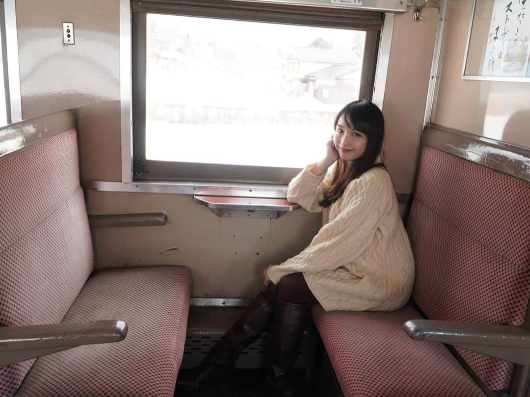 伊藤桃さんのインスタグラム写真 - (伊藤桃Instagram)「【#津軽鉄道 #ストーブ列車 】 今回津軽鉄道 @tsutetchi_ に乗車したのは冬ならでは！なストーブ列車が目的。 2枚目: こちらが客車。 ずっと空いてるのはデフォです。笑 3枚目: 網棚がちゃんと網！ #旧型客車 オハフ46形。 4枚目: まさにいま、現役であえる#昭和レトロ 。 * 5枚目: ストーブ列車という名前の通り、暖房器具ではなく石炭のストーブが車内をあたためてくれます。 正直、目の前の席だと暑いくらい☺️ 6枚目: そしてそのストーブの上で、アテンダントさんがスルメイカ(車内でも販売しています)を焼いてくれます。 この香りがたまらない！！ 7.8枚目: それをアテに地酒をちびり。 母と行ったのですが、母も飲兵衛なのであっというまに2本目へw (ちなみに母はそのあとハイボールも飲んでましたw) * 9枚目: 雪原を見ながら… 10枚目: 終点・津軽中里駅に到着です！ * YouTubeにもあげてるので良かったたらあわせてみてね🫶 #旧型客車 #津軽鉄道ストーブ列車 #ストーブ列車 #津軽 #昭和レトロ」4月3日 21時15分 - itomomo_tetsu