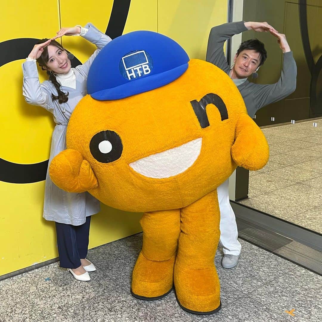 のインスタグラム：「きょうから１８時台イチオシ!!のお天気コーナーで「onちゃん天気」がスタート！☀️ 神田予報士と菜月さん、萌加さんがonちゃんとともに毎日わかりやすくお天気を伝えます！ じゃんけんタイムもあるのでお見逃しなく！🌈 #onちゃん天気 #神田予報士 #渡辺菜月  #イチオシ #HTB #onちゃん」