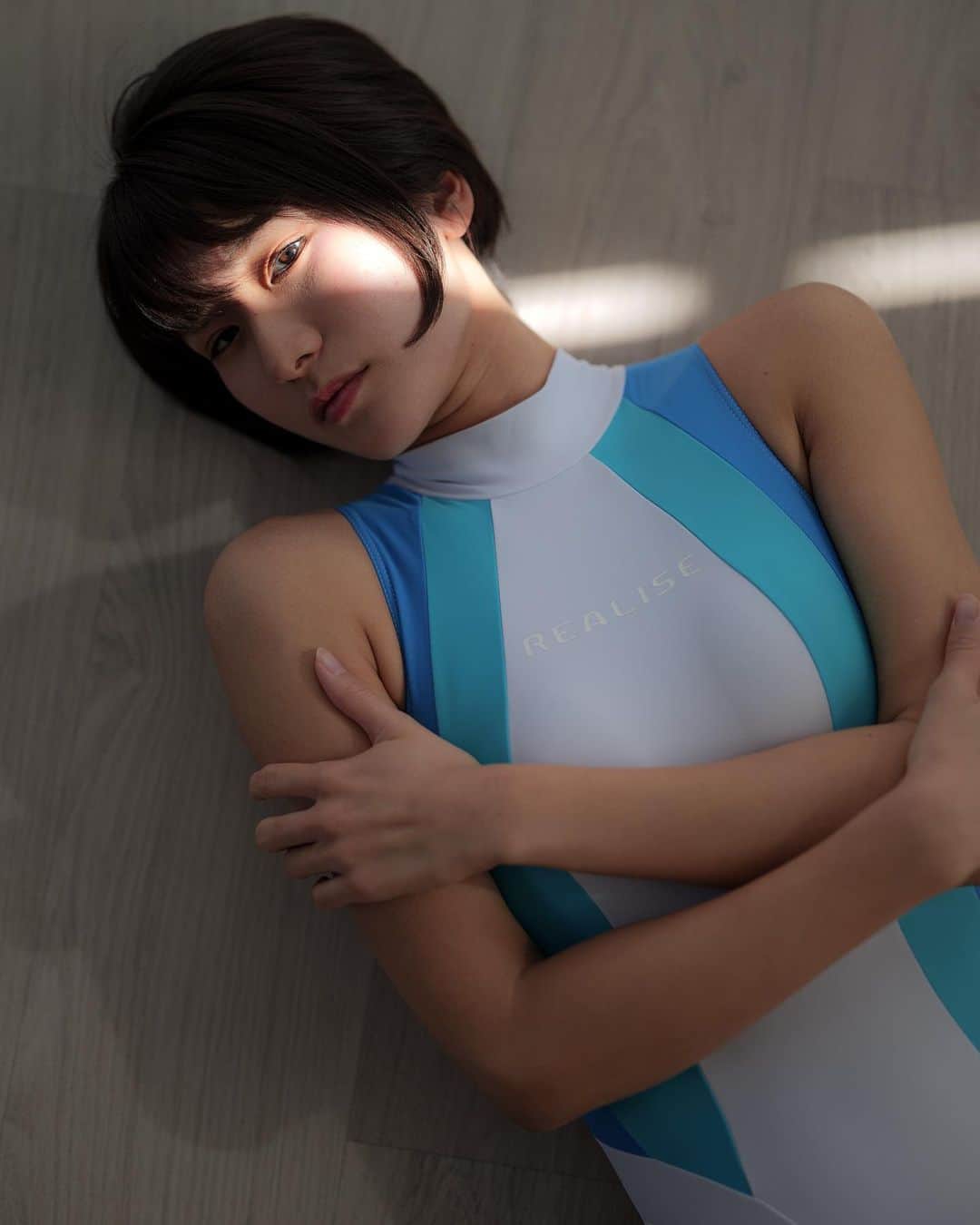 来栖うさこさんのインスタグラム写真 - (来栖うさこInstagram)「. . . 2020年撮影  今と変わらず競泳水着グラビア🩱です。  光が目の虹彩をキラキラさせて好きな写真✨  #REALISE #競泳水着 #japanesegirl  #水着モデル #ショートヘア女子」4月3日 21時16分 - kurusu_usako
