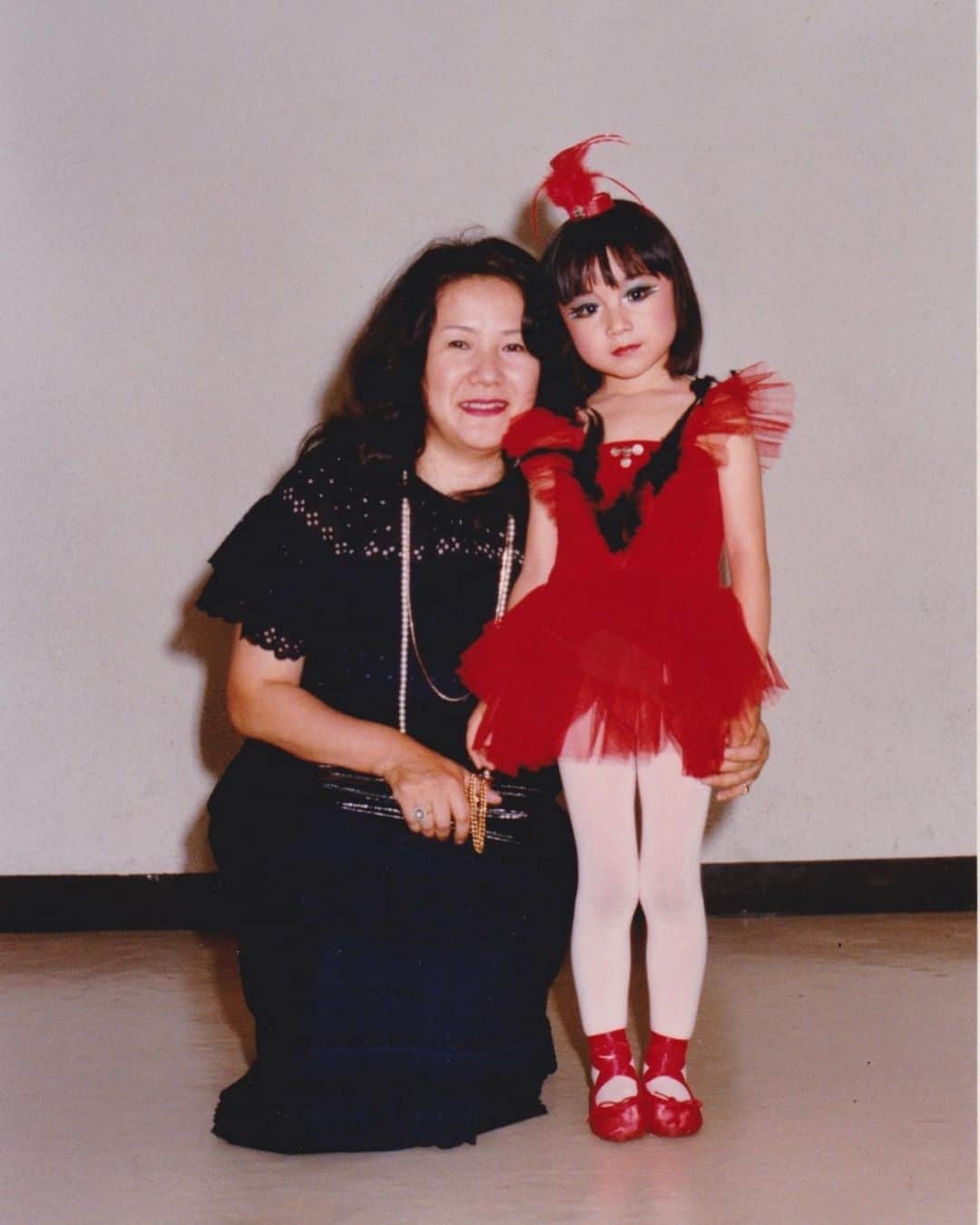 のインスタグラム：「#一周忌 #命日  Today is my mother's first death anniversary.  本日、母の一周忌🌸  生徒さんたちからお花や蝋燭のお供えをいただきました。  ありがとうございます。  「ハープの孫がいっぱい生まれてみんな可愛いねぇ。幸せな人生だったわ」  と、亡くなる前に発表会映像を見て言い残してくれました。  芸の道では、  血が繋がっていなくても  技術や思想を一生懸命に後継してくれる弟子達を  本当の「家族」のように大切にする伝統があります。  写真は、私が幼稚園のとき。  クラシックバレエの発表会にて母と撮影した一枚。  この頃から  「自分のためではなく、お客様に喜んでいただくために努力しなさい。それがエンターテイメントの世界に生きる者の宿命」  と、繰り返し舞台に立つ心構えを叩き込まれてきました。  普通は、自分が好きな曲を練習するけど  母は「お客様が好きな曲を弾いてあげるのがプロよ」  普通は、舞台に立つ自分をイメージするけど  母は「客席に座っている人の気持ちをイメージして自分の演出を考えなさい」  と客観視して自分を商品としてブランド化できるように、自己プロデュースの大切さをアドバイスしてくれました。  自分の幸せのためだけではなく  周りにいる人達の幸せのために  努力してきたからこそ、  ミヤビメソードは進化し続け  生徒さんの人生を変える魔法の教室として、  全国からたくさんの方々が集うのだと思います。  子どもの頃には理解できなくて嫌々やっていたけれど…  今になってありがたいなぁと思える  母の教え。  生きている時は、素直に感謝の言葉を伝える事が出来ませんでした。  母と喧嘩して15年間演奏活動を休んでいたので、  亡くなる数日前に  「また天下一品の演奏聴かせてね」  とLINEビデオで頼まれて  大泣きしたのがちゃんと会話できた　  最期の日だったと思います。  母に買ってもらった楽器を弾いて  一昨日の世界大会タレントショー部門で優勝したから  少しは親孝行できたのかな？  これからも  みんなが幸せになる音色をめざして…  ハープ道を精進してゆきます🪷✨」