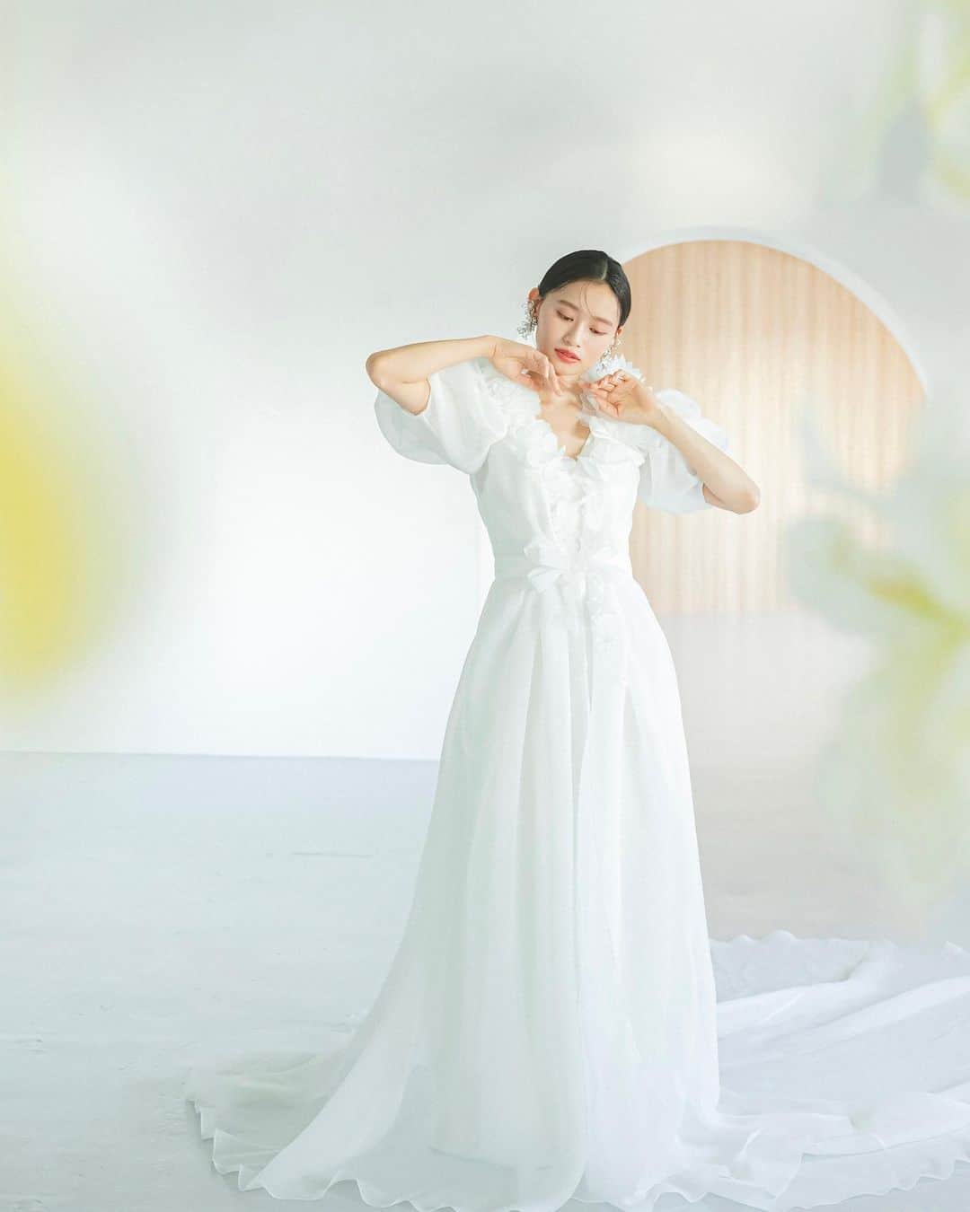 FioreBiancaのインスタグラム：「【Fiore Bianca鹿児島店、大分店】 Special Dress Fairのお知らせ  結婚式の会場は決まったけれど 運命の一着にまだ出会えていない、 ドレス選びには納得のいくまでこだわりたいと ドレスに興味のある花嫁様へ  洗練されたデザインで感度の高い花嫁様の 憧れとなっている数々のインポートブランドや 日本人の花嫁様へ向けた「Fiore Bianca Original」は 一番美しく見えるシルエットと使用する素材にこだわった ここでしかお召いただけない オリジナルドレスをご用意しております  ご試着予約・フェアの詳細は プロフィールの【URL】よりご確認くださいませ🕊️  Dress No.03-20674 VIKTOR&ROLF Mariage」