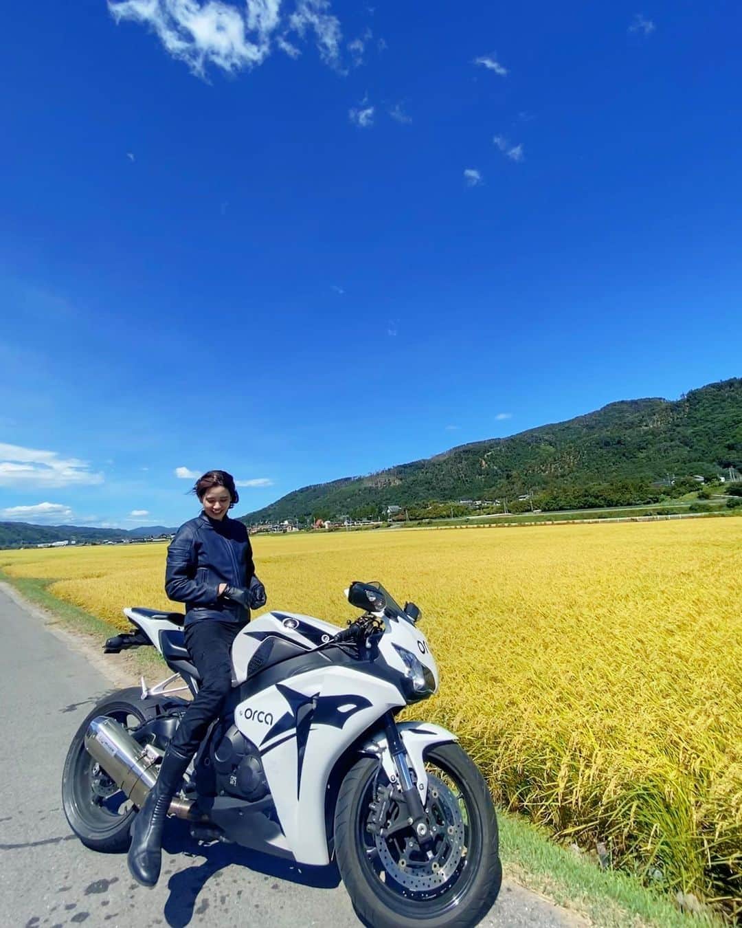 山崎紘菜のインスタグラム：「🏍 #NHKプレミアムドラマ  #グレースの履歴 #第３話 ありがとうございました。 やっと希久男さんと巡り逢えました。 来週もお楽しみに🚗 #晴香のバイクかっこいい」