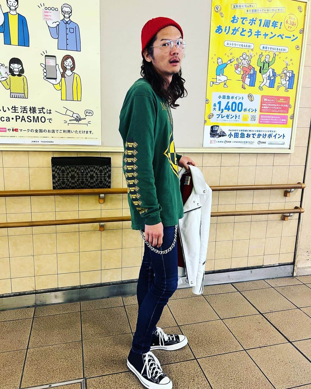 庄村聡泰のインスタグラム：「#サトヤスタイリング  頭 #古着 眼 #レイバン 上 #ルイスレザー 中 @machine_head  下 #チープマンデー 靴 #コンバース 銀 # クロムハーツ 鞄 #グッチ 一昨日もノットフェスに行っておりました 先週のラウドパークも行っておりましたが写真は撮っとらんですがパンテラで咽び泣いておりました」