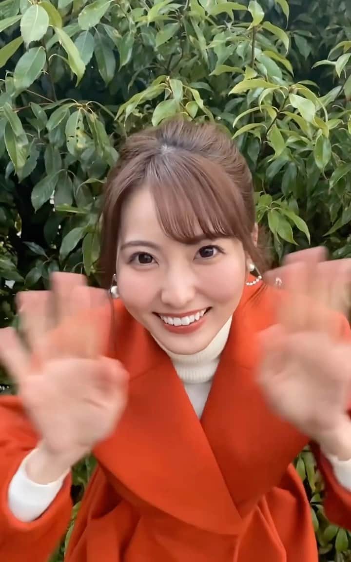 のインスタグラム：「鮮やかなオレンジの色味と形とデザインと全部一目惚れしたコート🍊♪♪  #福岡県#お出掛けコーデ#コート#オレンジコート#タートルネック #デニム#お団子#まとめ髪アレンジ #オレンジメイク#タレント」