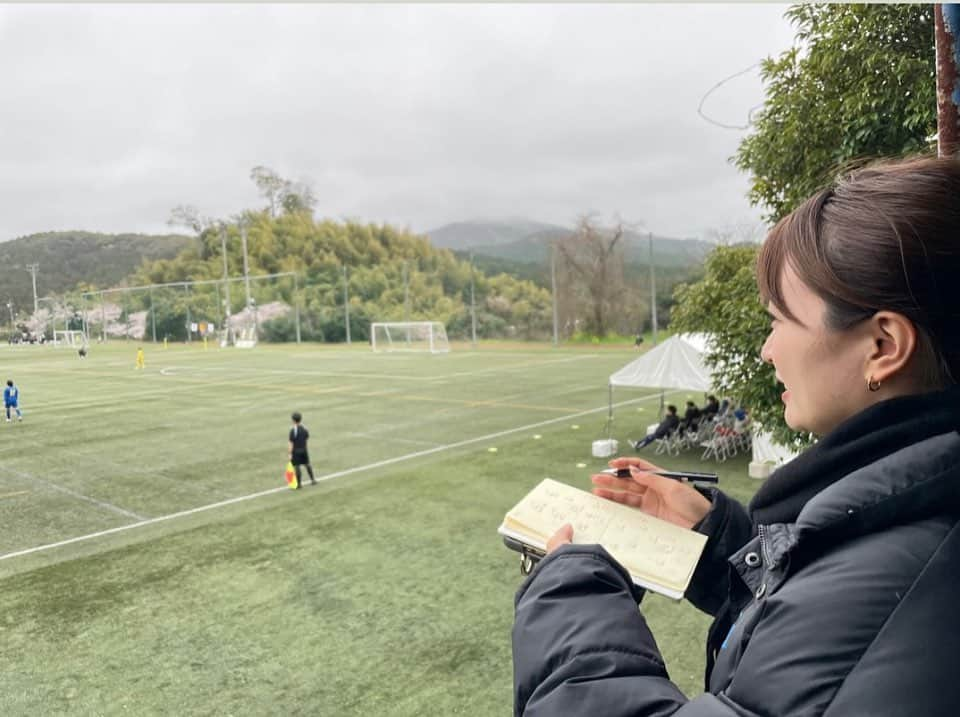 中谷萌さんのインスタグラム写真 - (中谷萌Instagram)「【初実況🎤⚽️】  先日、サニックス杯U-17女子サッカー大会で、実況デビューをさせていただきました！  FBSでは初の女性の実況アナウンサーということで、FBSの実況の先輩方には本当にお世話になりました。  仕事の空き時間や、番組終わりで 実況練習に付き合っていただいたり 今までの実況の資料をくださったり アワアワしている私の面倒を本当にたくさん見ていただきました  正直、反省、課題だらけの デビュー戦でした。  もっと上手くなりたい、 もっと女子サッカーの面白さや 選手・チームの魅力を伝えられるような実況アナウンサーになりたいなと思います！  もっとサッカー・実況のことを勉強して また喋りたいな、と思っています！  ３日間で取材させてもらった 神村学園、大阪学芸高校、日本航空高校、AICJ高校のサッカー部監督選手のみなさま、たくさんお話し聞かせていただいてありがとうございました！！！  高校年代の女子サッカー 笑顔が多くて、チームの雰囲気も明るく、彼女たちを見ていると本当に力をもらえました！❣️  貴重な機会いただき ありがとうございました！☺️」4月3日 21時27分 - n_moepi_fbs