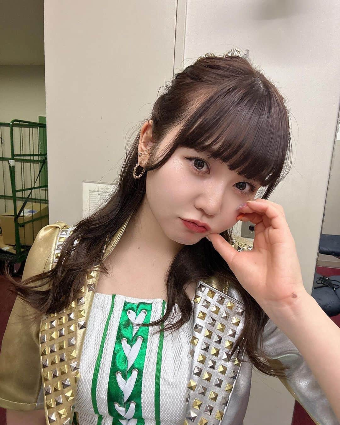 上村亜柚香さんのインスタグラム写真 - (上村亜柚香Instagram)「.  いつもオレンジだから緑珍しいでしょっ けどこの衣装元々は青なの。笑」4月3日 21時28分 - kamimuraayuka