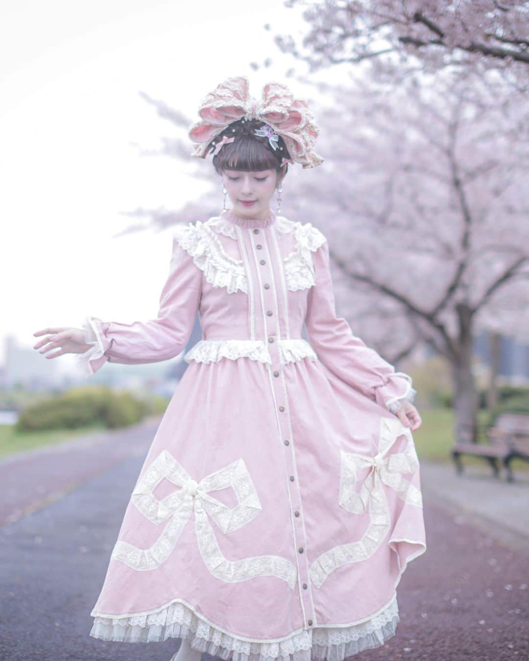 青木美沙子さんのインスタグラム写真 - (青木美沙子Instagram)「桜満開🌸  お洋服👗 @hoshibakoworks  カメラ📷 @skyplanet0730  ヘアメイク💕 @miyako_reiko」4月3日 21時28分 - misakoaoki