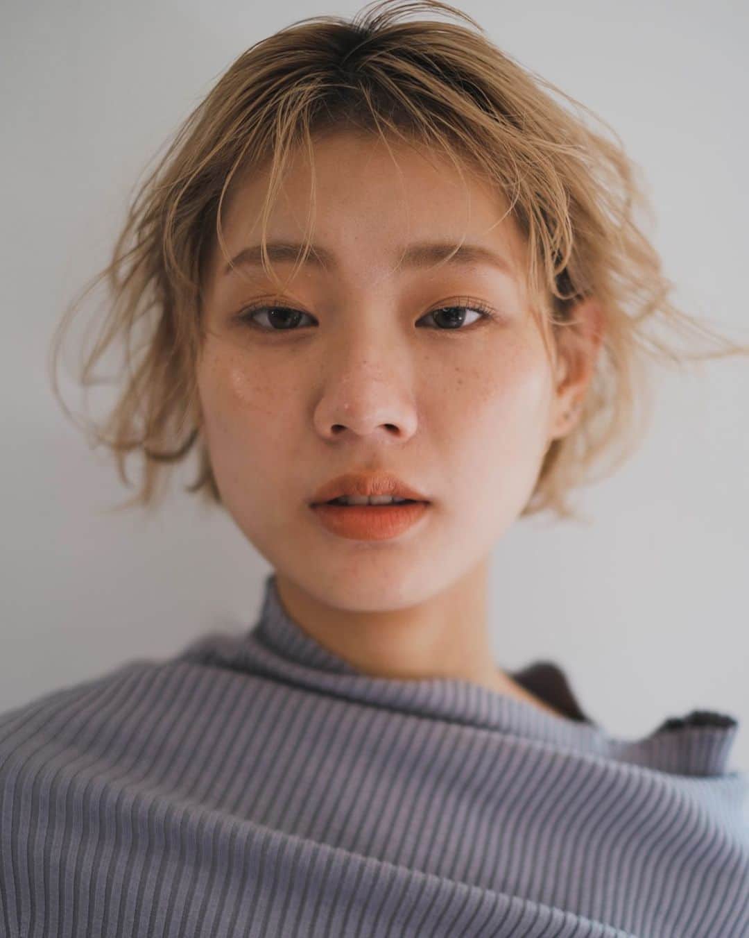 野口和弘のインスタグラム：「オイルで作った質感でのポイントはベタっと見せないこと☺︎ . . . .  #cieca.#hairstyle#haircolor#fashion #hairarrange#ショートボブ#ショートヘア#ボブスタイル#グラボブ#ボブウルフ#インナーカラー#ハイライト#ハイトーン#ブリーチ#グレージュ#ヘアアレンジ#グラデーションカラー#シースルーバング#ヘアカラー#ヘアカタログ#ヘアセット#外国人風#表参道#原宿#美容室#헤어스타일#단발머리」
