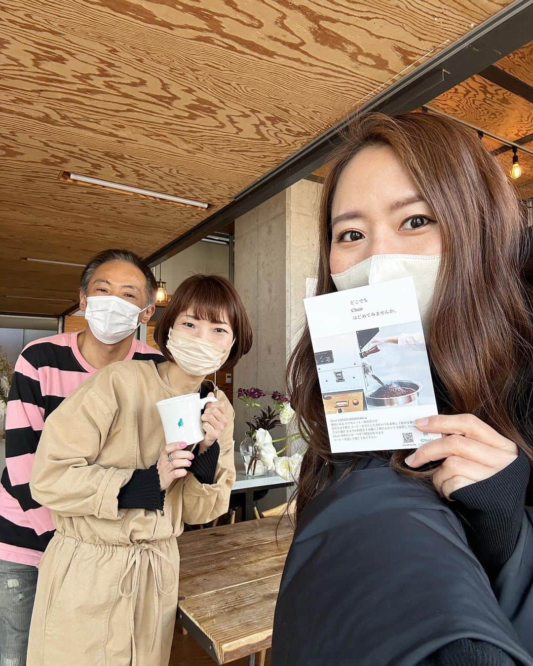 守永真彩のインスタグラム：「. . ラジオ日本 【加藤裕介の横浜ポップJ】 守永真彩のおじゃましま〜す🔆  今日は横浜の日ノ出町駅から徒歩3分のところにあります chair coffee roastersさんに お邪魔しました☕️✨  オーナーの伊藤さんに取材させて頂いたのですが、とても魅力的な方で取材の後も暫く色んなお話しをさせていただきました😊 楽しくて時間あっという間でした🥺💓  こちらのお店では  「パーソナル・ブレンド・メイキング」といって、自分の好みを伝えると世界にひとつだけのブレンドを作ってもらえるんです✨ お家での珈琲タイムがさらに楽しみになりますよね🤍  お店も窓が大きくて気持ち良いですし、今の時期は桜を観ながら、自家焙煎の珈琲を飲む贅沢な時間を過ごせます🌸 お洒落でとても落ち着く場所でした☕️  またおじゃましますー！！ ありがとうございました！  #ラジオ日本 #横浜ポップJ #横浜 #リポーター #生中継」