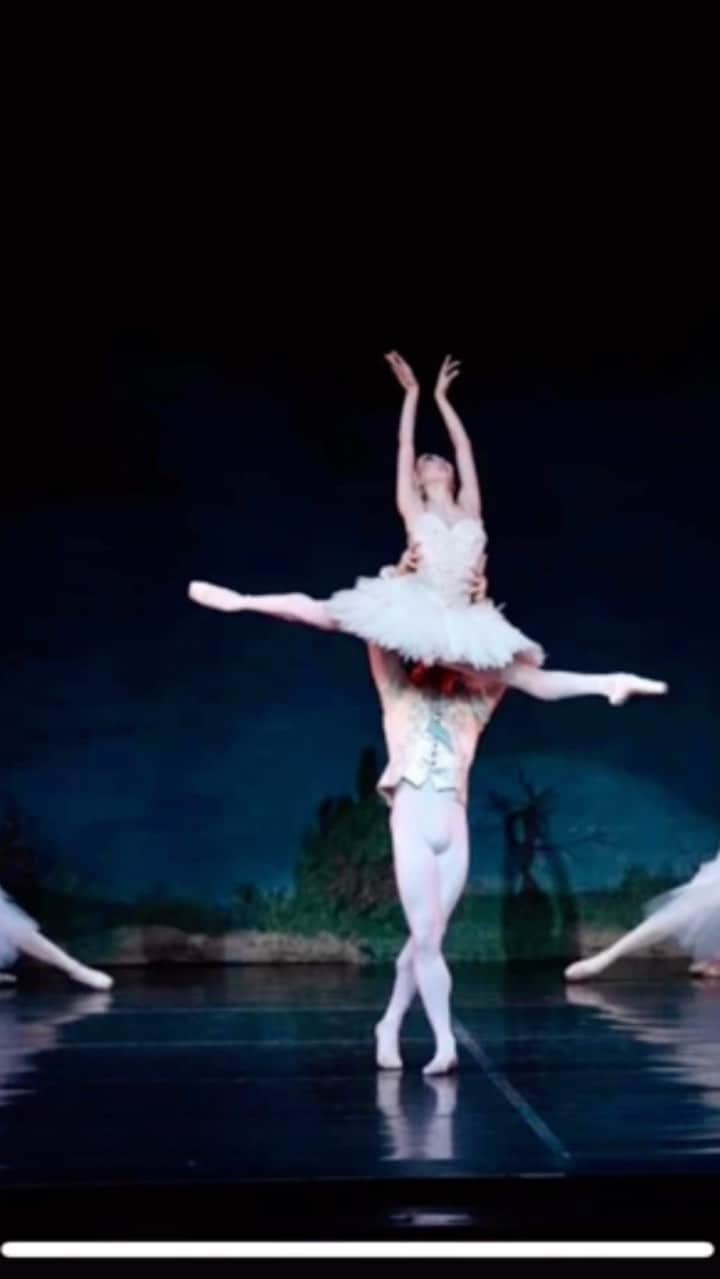 加治屋百合子のインスタグラム：「“Swan Lake” from last weekend🦢 With @connorlwalsh @mobileballet 💕 Beautiful image in the end captured by @renatapavam 💓  先週末にゲスト出演した「白鳥の湖」より🦢  Pointe shoes/ポワント🩰: @virtisse   #ballet #ballerina #dance #dancer #artist #asian #japanese #houstonballet #performance #swanlake #mobile #alabama #mobileballet #costume #tutu #thankful #memories バレエ #バレリーナ #ダンス #ダンサー #アーティスト #感謝 #思い出」