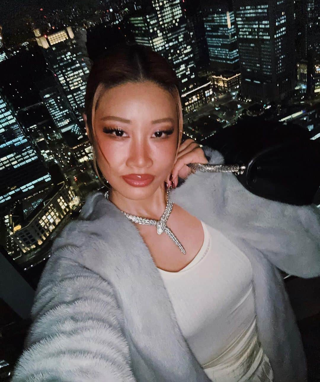 YOONさんのインスタグラム写真 - (YOONInstagram)「Had to bring out the @ambush_official x @bulgari collab 𝓢𝓮𝓻𝓹𝓮𝓷𝓽𝓲 bag for their Tokyo hotel opening today 🐍🌙🖤✨   #bulgari #bulgarijewelry #ambush #serpenti #getthebag」4月3日 21時37分 - yoon_ambush