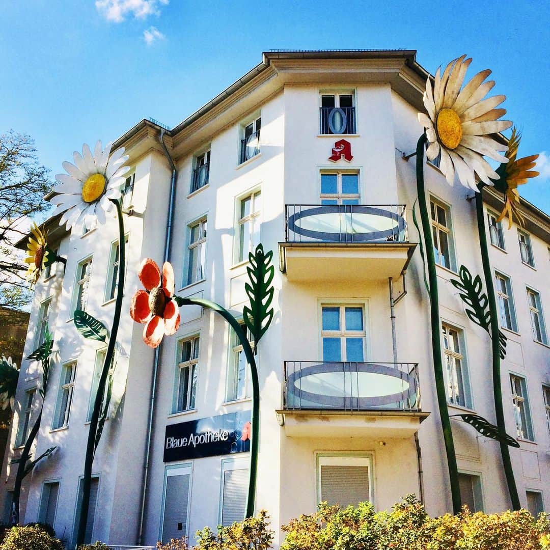 小栗左多里さんのインスタグラム写真 - (小栗左多里Instagram)「電車の窓から少し離れたところに見えてて、ずーっと気になっていた建物。最後の方に偶然行けた。思いつきを実現する勇気がありすぎる。 #ベルリン#ドイツ#アパート#マンション#花のある暮らし#花のある風景#ビル#建物#建築#建築デザイン#デザイン#花#植物#造形#デコレーション#壁#風景#カラフル#インテリアデザイン#海外生活#日常#国際結婚#漫画家 #berlin#germany#apartment#architecture#design#flowers」4月3日 21時39分 - oguri_saori