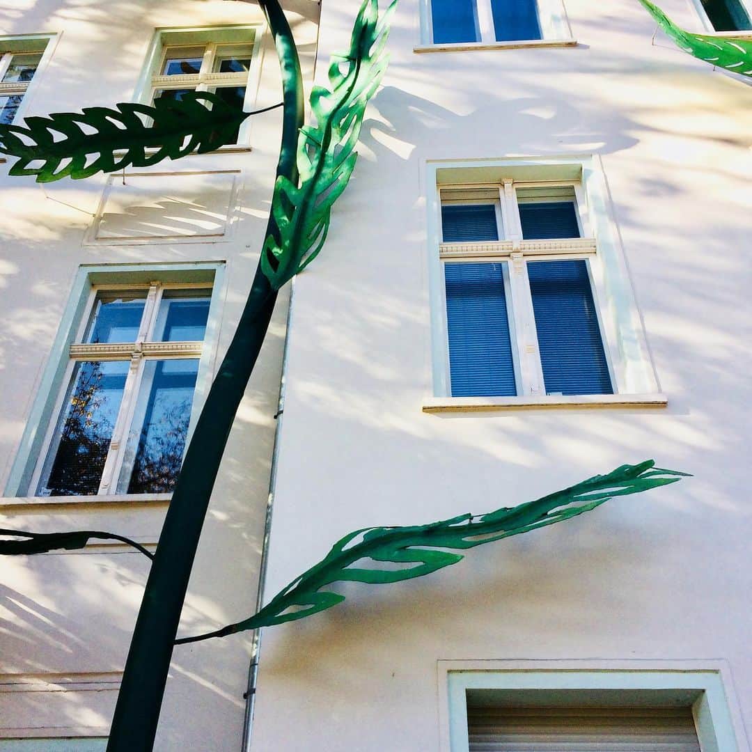 小栗左多里さんのインスタグラム写真 - (小栗左多里Instagram)「電車の窓から少し離れたところに見えてて、ずーっと気になっていた建物。最後の方に偶然行けた。思いつきを実現する勇気がありすぎる。 #ベルリン#ドイツ#アパート#マンション#花のある暮らし#花のある風景#ビル#建物#建築#建築デザイン#デザイン#花#植物#造形#デコレーション#壁#風景#カラフル#インテリアデザイン#海外生活#日常#国際結婚#漫画家 #berlin#germany#apartment#architecture#design#flowers」4月3日 21時39分 - oguri_saori