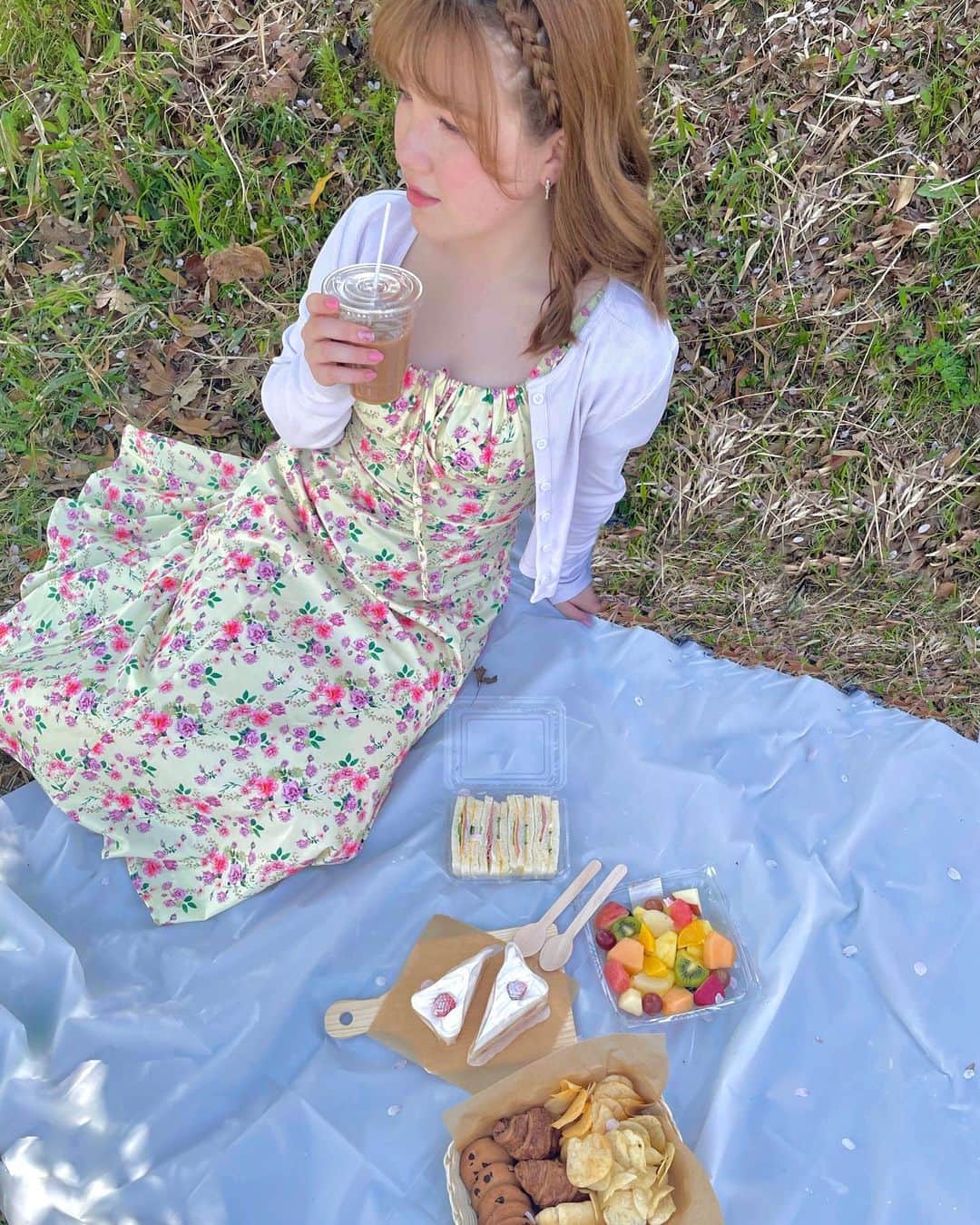 OJasさんのインスタグラム写真 - (OJasInstagram)「お友達と一緒にシンプルピクニックして来たよぉ〜🧺🌸☁️ めっちゃ楽しかったぁ🥑🍡🥙 どっかでなぁネックレス落としちゃってん！やから首が寂しいなぁ😖 #picnic #ピクニック #お花見 #桜」4月3日 21時42分 - ojas514