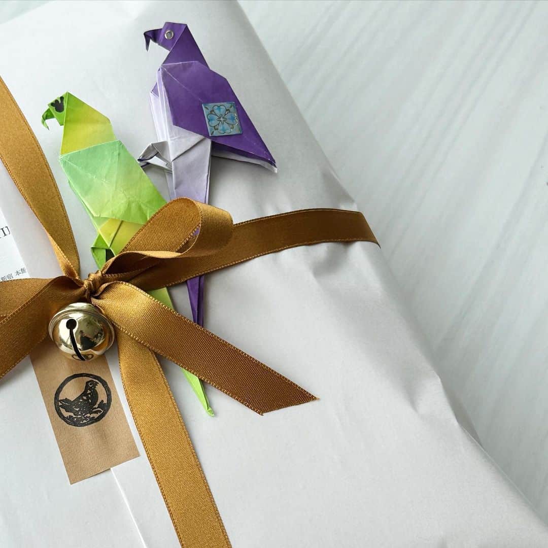 春香さんのインスタグラム写真 - (春香Instagram)「友人へのプレゼントに子ども達が折った折り紙の鳥をアレンジして🦜🦜  YouTubeを参考に観ながら可愛い鳥たちが完成しました。  新年度の始まりはゆるやかに🌸  そして、新しいスタッフとの新企画の準備も進行中です 今日の打ち合わせで、少しカタチが見えて来ました😉  仕事でもプライベートでも、自分で動き出す事もあるけれど、いつも私の周りの素敵な方々が新しい風を運んできてくれます☺️  決まっていつも、前触れもなく突然吹いて、楽しそうだからと自分の直感で乗っているのですが、その風の優しいこと、心地よいことと言ったら💚  今年に入って新しく開設されたwebメディアHfilms @h.films_jp もそうですが、感性豊かで素敵な方々のおこした風に乗って、心を繋ぎあって動き出すと、風は自然と力強くなり、各々が責任感を持って軽やかに生きていける。 そんな気がしています。  観て下さっている皆様、そしてご一緒して下さるスタッフにも、喜んでいただけたら嬉しいなと常に思っています。  新年度も責任感を持って、色々なプロジェクトにスタッフと協力して真摯に取り組んで参ります😉  引き続き、どうぞ宜しくお願い申し上げます。  #新年度 #新年度スタート  #春のデザート #いつもありがとうございます」4月3日 21時51分 - haruka__official