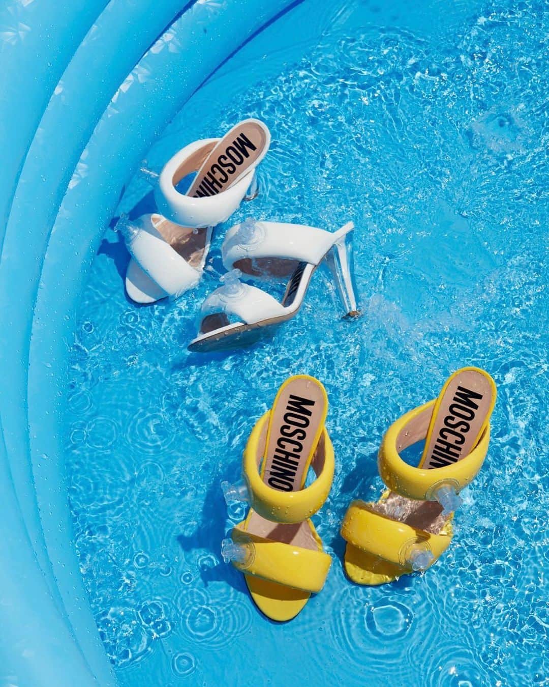 Moschinoのインスタグラム：「Spotted in Grazia Italia: the inflatable #MoschinoSS23 sandals. Shot by Lucio Convertini and styled by Gaia Giovetti.   @grazia_it  @intothelucio @gaiagiovetti #MoschinoEditorial #Grazia #SS23 #Moschinoshoes」
