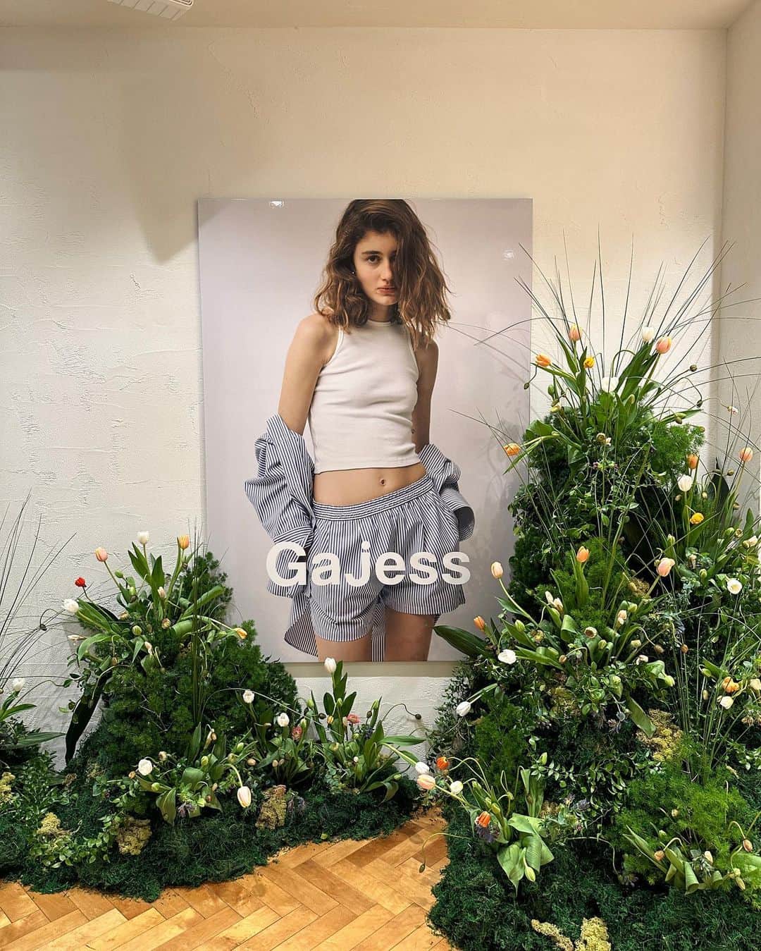 のインスタグラム：「. special thanks❤️‍🔥❤️‍🔥  この展示会を一緒に作り上げて下さった 様々な分野のプロのみなさん。 本当にありがとうございました😭🙏🏽✨  得意なことがある方々が集まると 素敵なものが生まれるんだと改めて実感出来ました。 得意や好きのプロって輝いててとっても素敵！🪞  #gajess」