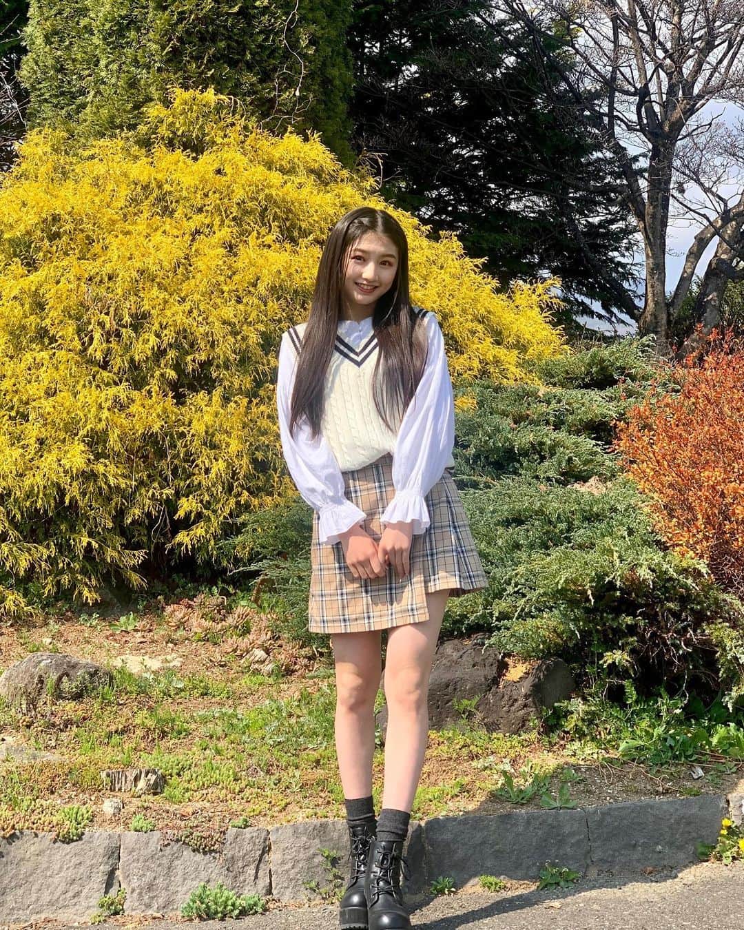 塩月希依音のインスタグラム：「制服風コーデ📜✏️  #code#コーデ#fashion #ファッション#制服#制服コーデ#春#春コーデ#アシメ#アシメスカート#チェック#チェックスカート#ベスト#ニットベスト#jk#ljk #05#05년생 #05line #ootd」