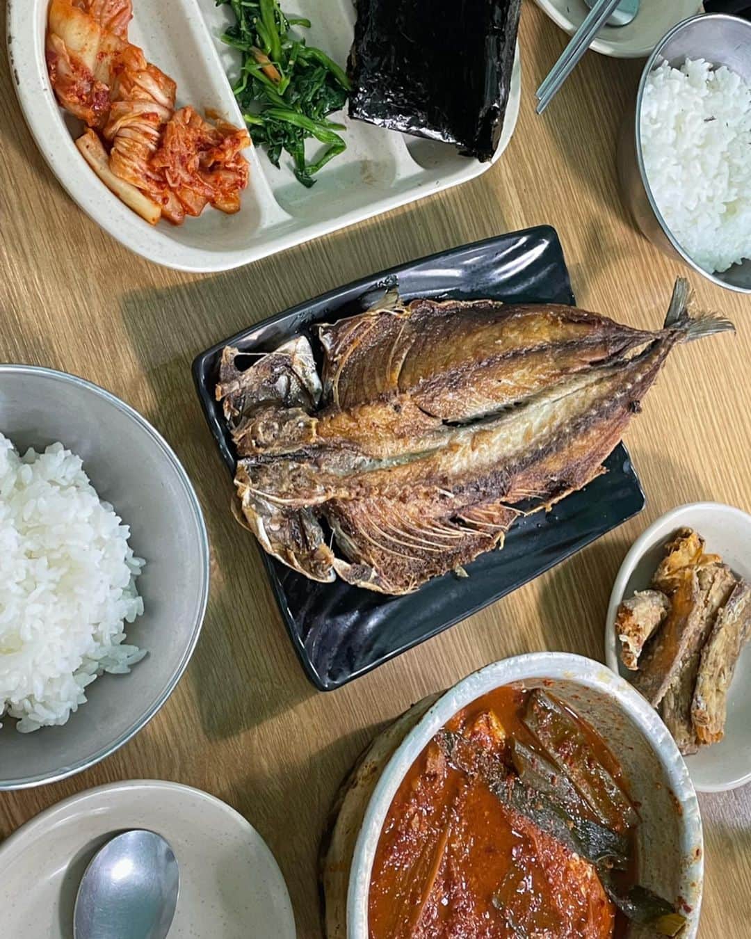 のインスタグラム：「私、やっぱり韓国の #갈치조림 （太刀魚の辛煮付け）大好き🥹❤️  辛さマイルドだし、しみしみ大根美味しいし、ご飯に合うし、海苔との相性最高なんだもん...  南大門に沢山あるお店の中でも ダントツ人気な #희락 に連れて行ってもらいました🐟  一見入りにくいんだけど...笑 店員さん優しいし、是非是非行ってみて！！  #1日1こうこりあさんぽ  #韓国グルメ」