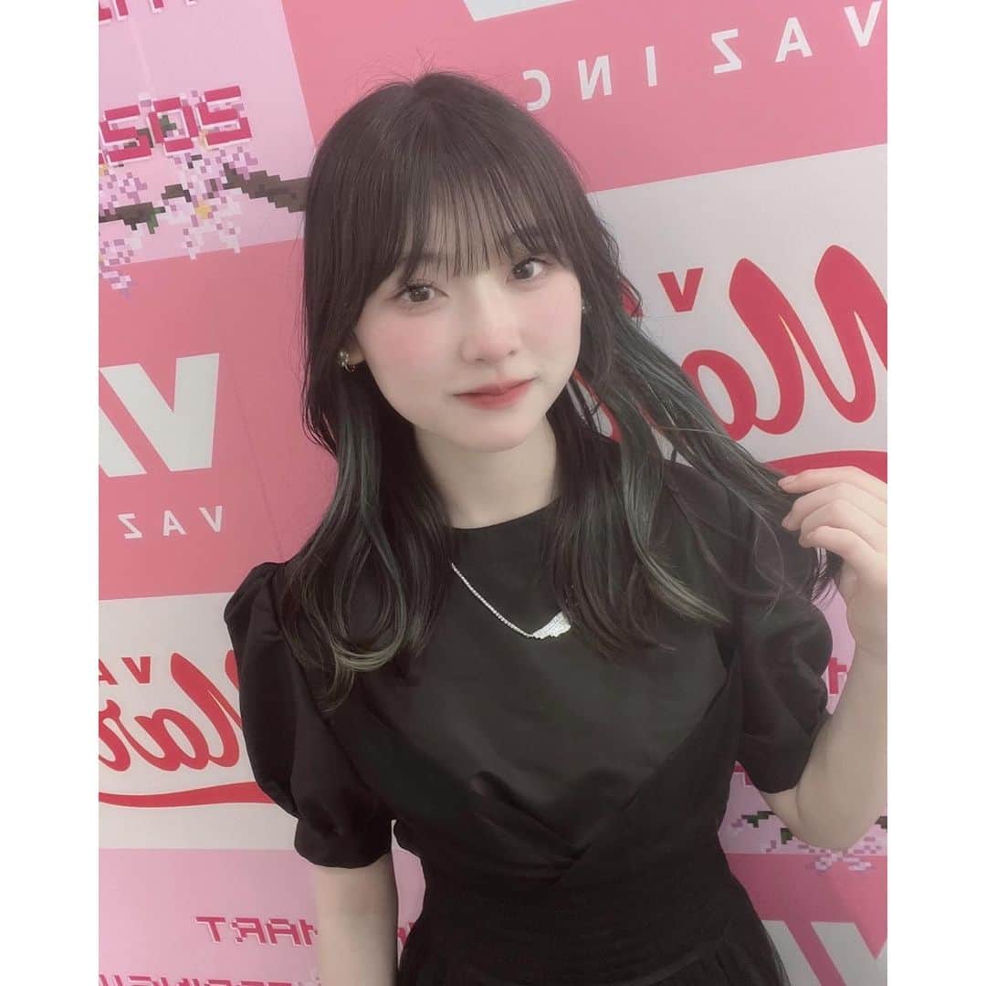 のインスタグラム：「VAZMart、イベントありがとうございました！！ 初の対面イベントで緊張してましたが、 みなさんのおかげで無事終えることができました！ いつもスマホ向こうにいてくれてるみんなに生で会えて嬉しかったです！！  今日のためにうちわ作ったり チェキのポーズ考えてくれたり、いっぱいありがとう😭とても嬉しかったです。  いつも応援してくれてありがとうございます。 #vazmart #めるぷち」