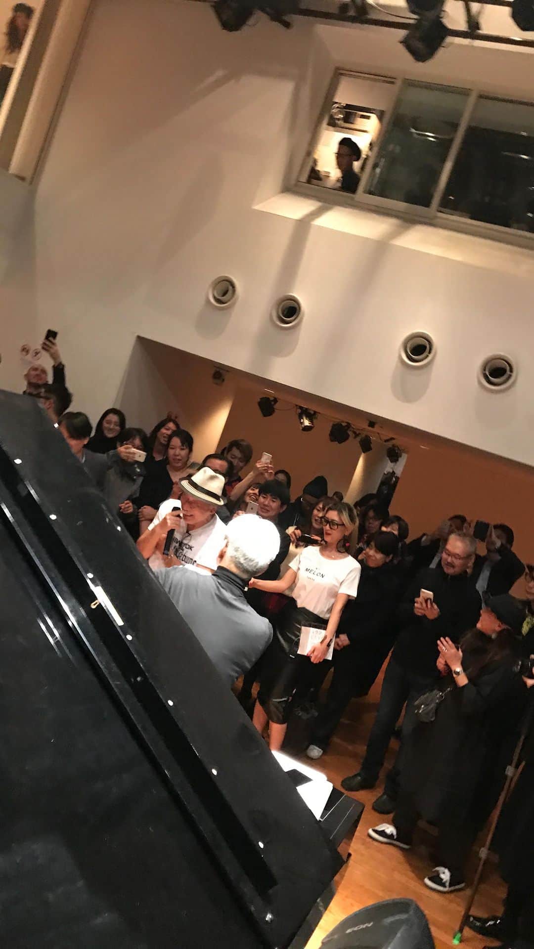 ジュン中山のインスタグラム：「坂本龍一さん、素晴らしい世界的ミュージシャンなだけでなくこうゆう日本のお笑い番組にも出演していてホント大好きなアーティストでした。*#アホアホマン  #ryuichisakamoto #坂本龍一」